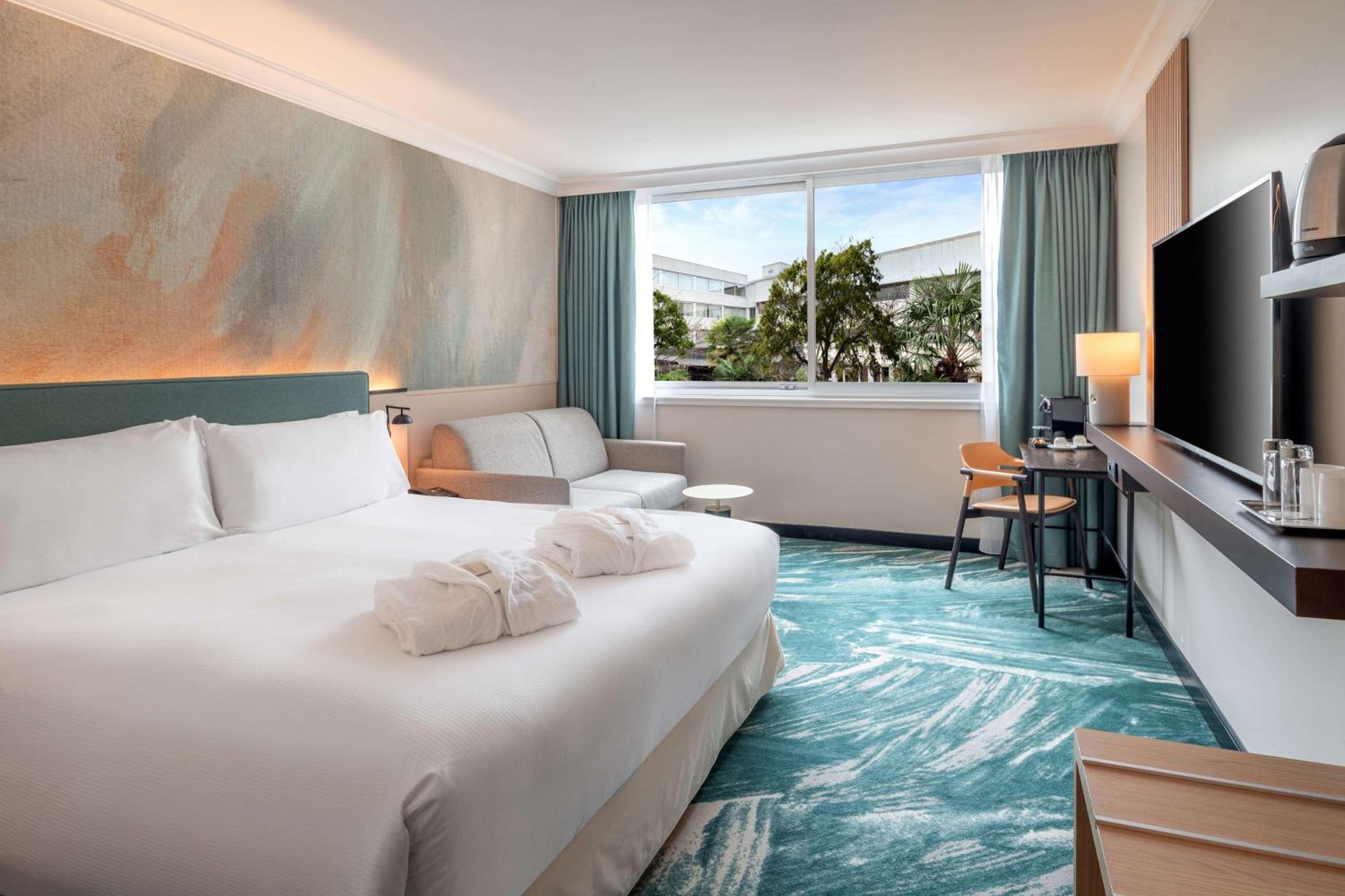 Deluxe King Room with Sofa Bed - Photo 8