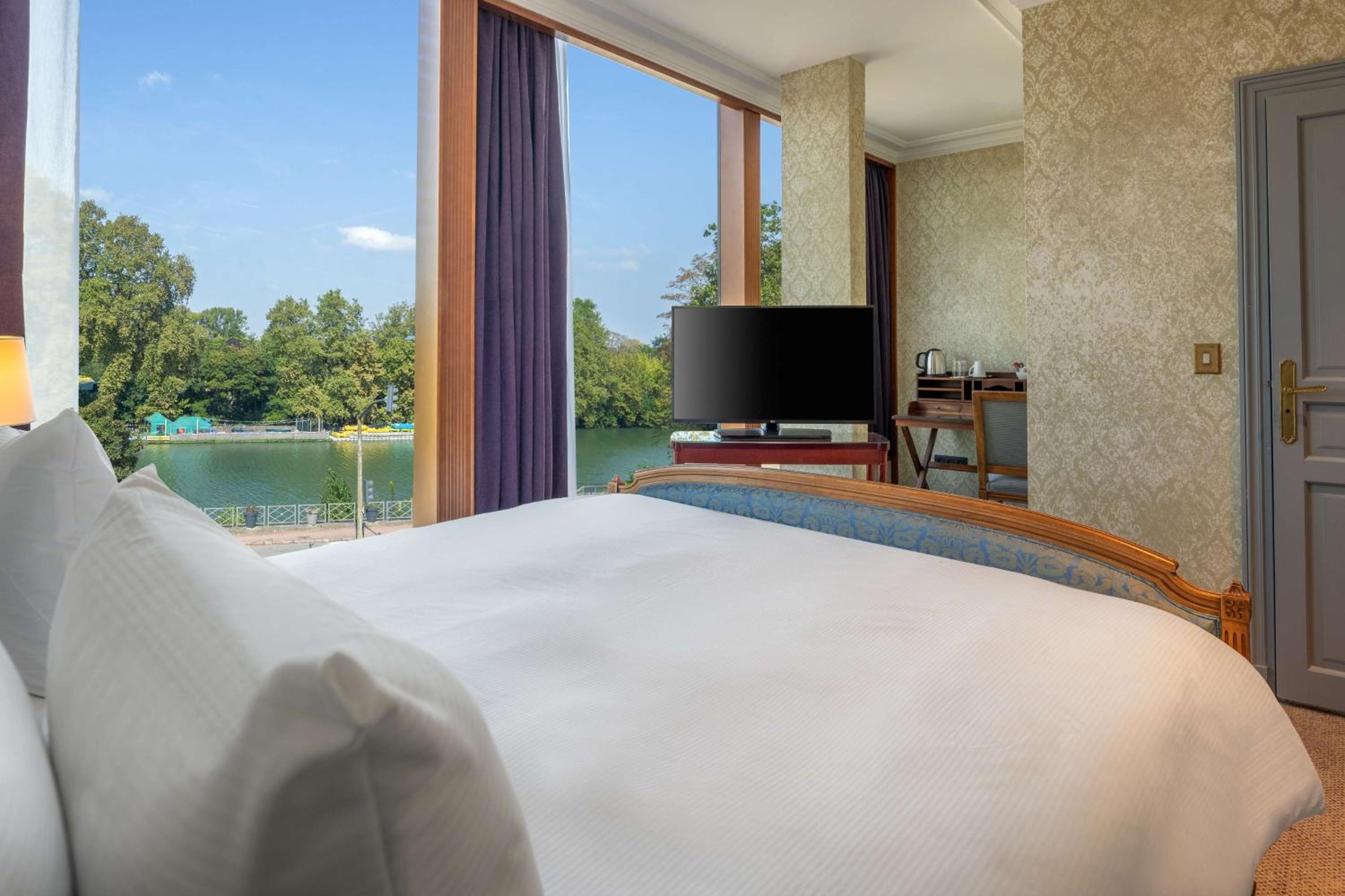 King Deluxe Room with Seine View - Photo 7