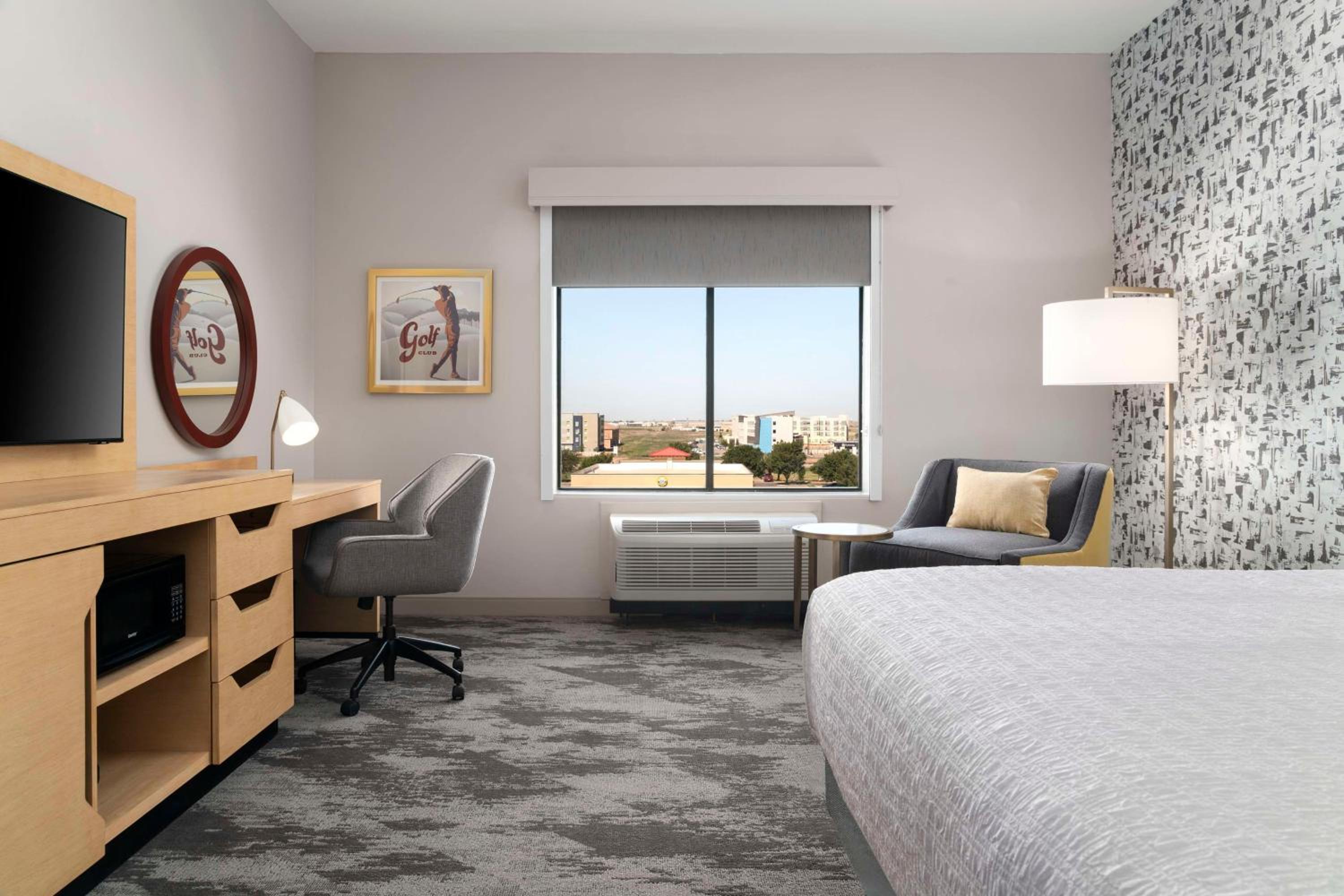 King Room with Microwave and Fridge - Photo 1