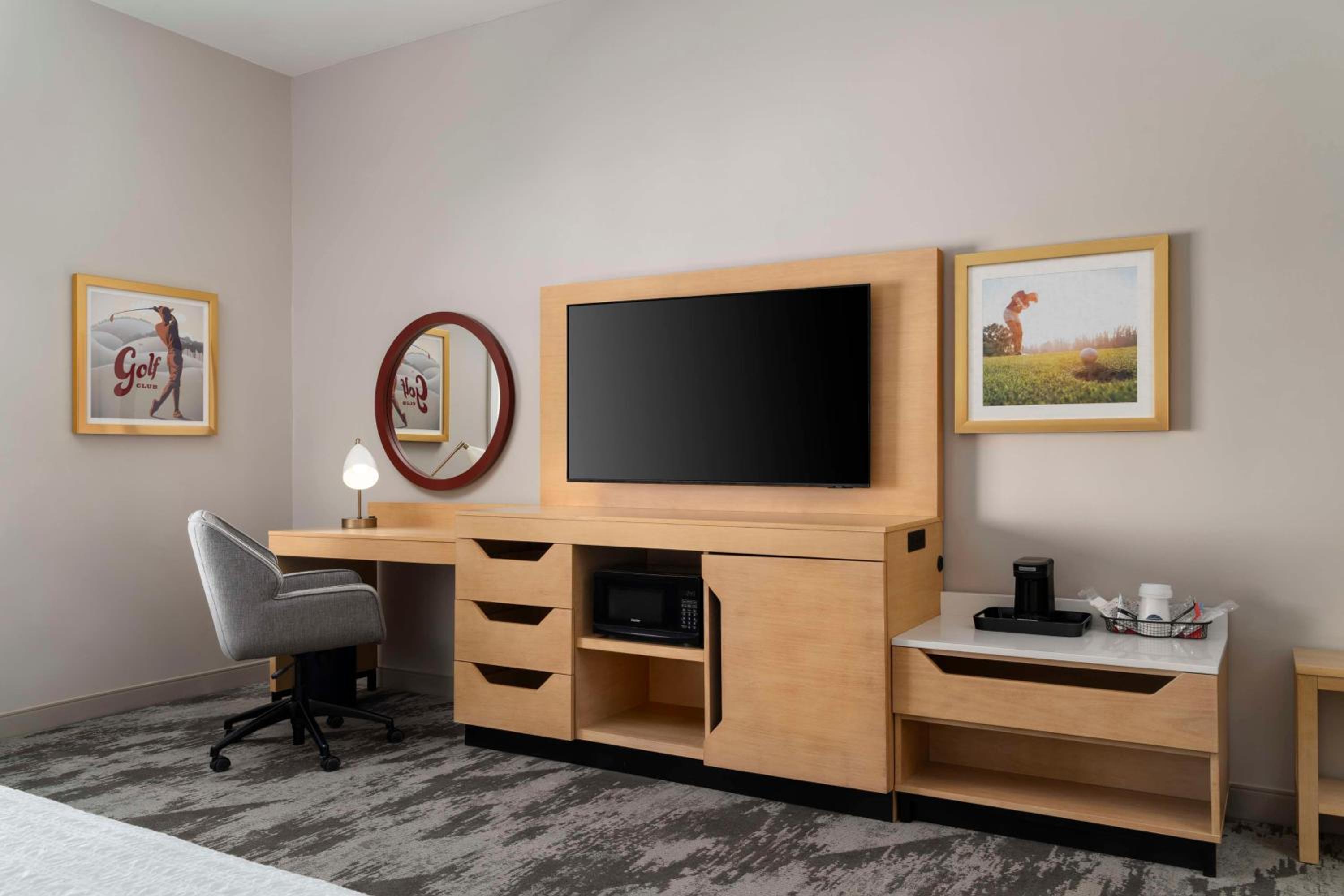 King Room with Microwave and Fridge - Photo 6