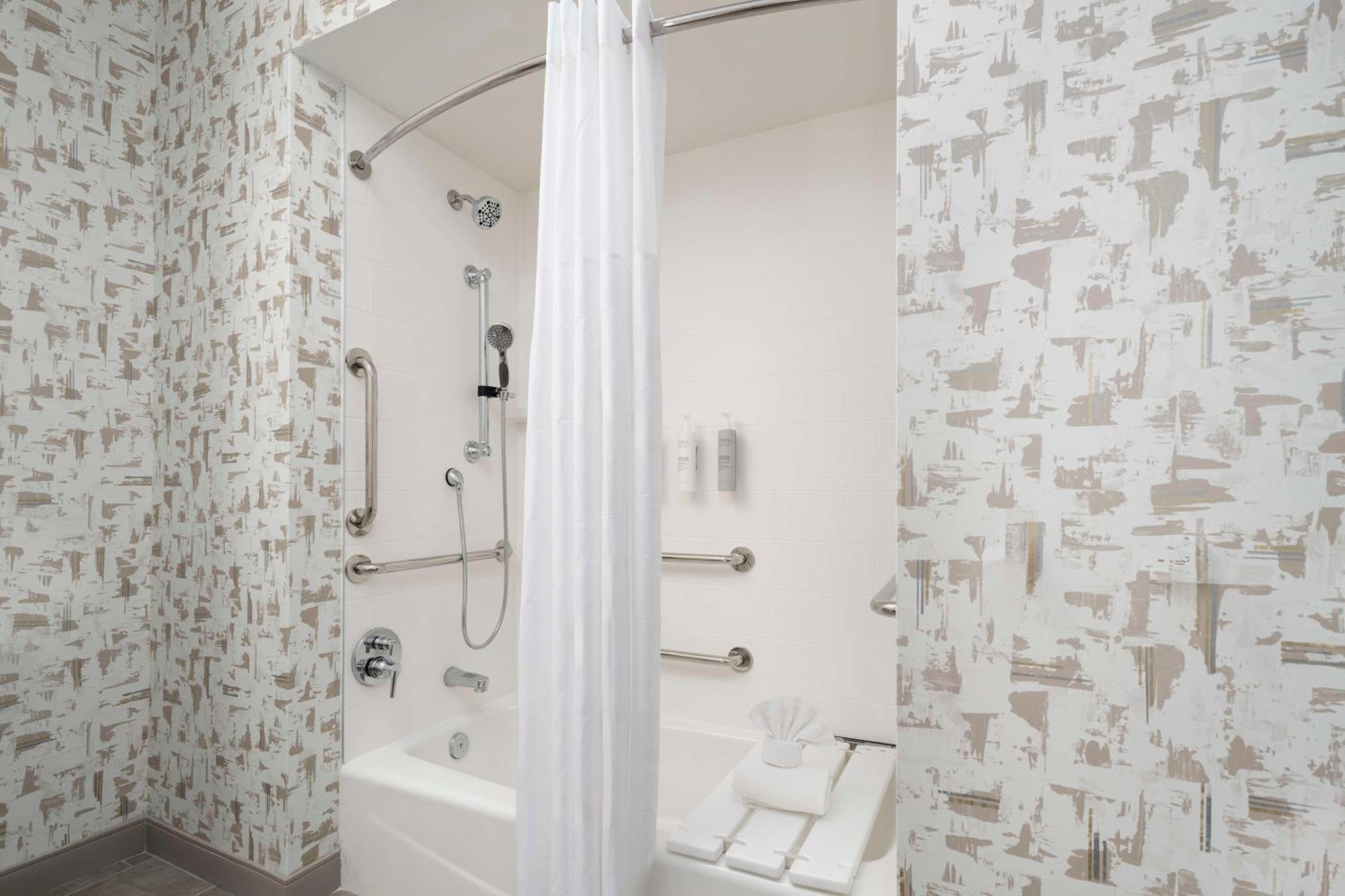 King Studio with Bath Tub - Mobility Accessible - Photo 5