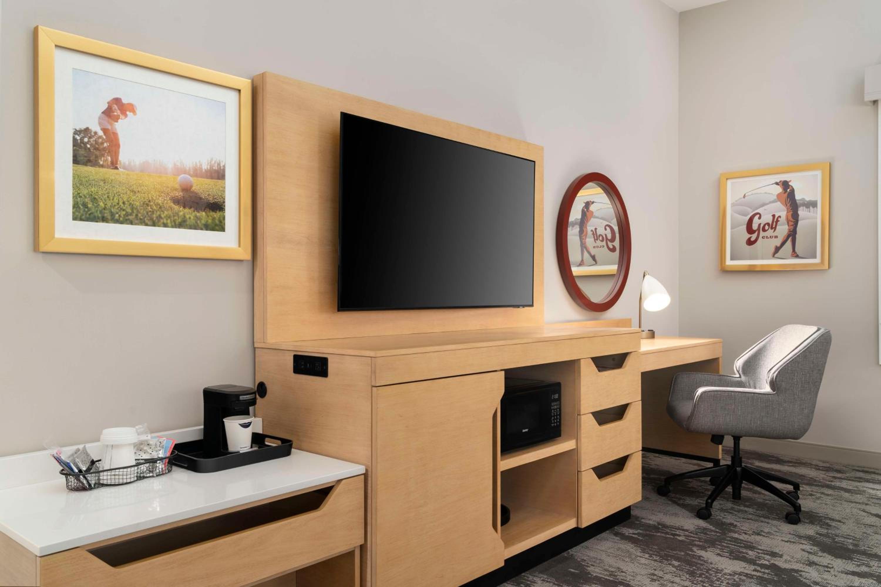 King Room with Microwave and Fridge - Photo 2