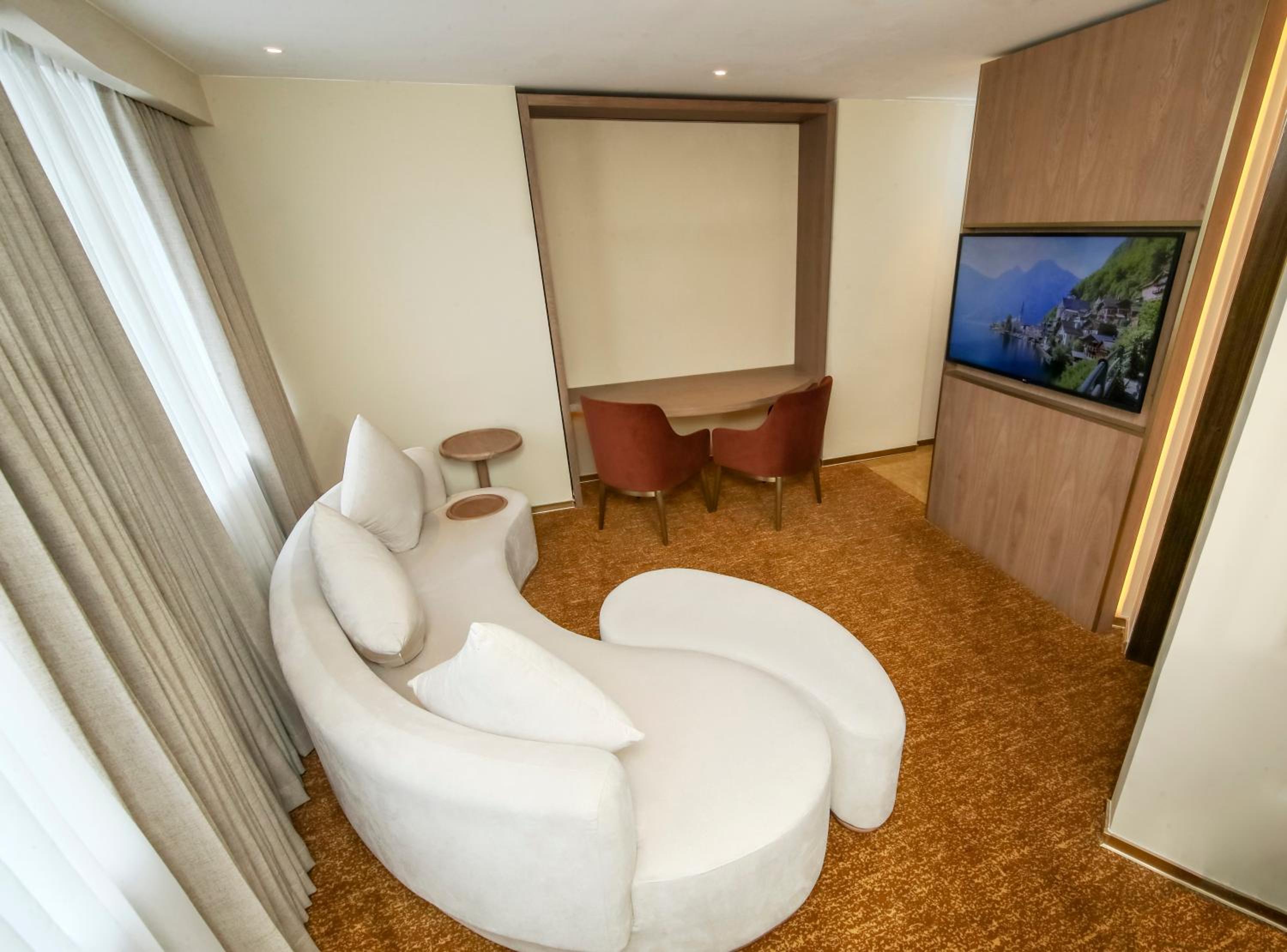  EXECUTIVE SUITE  WITH BALCONY photo 3