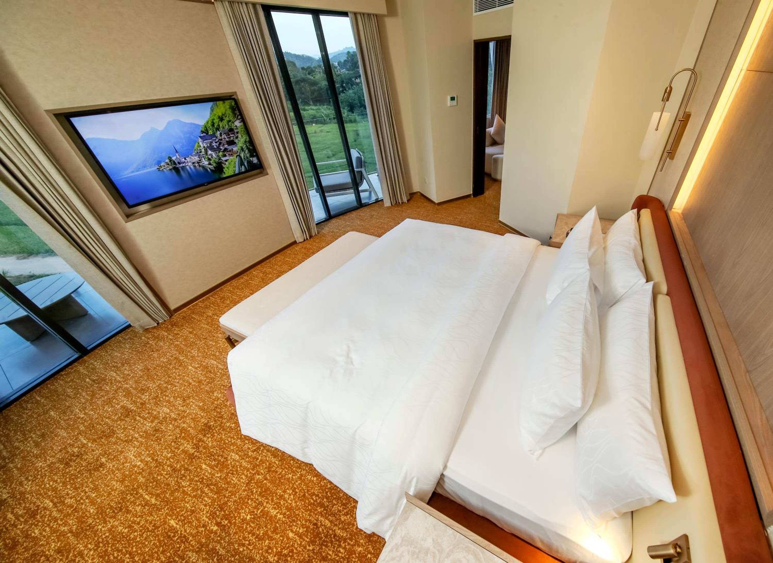 EXECUTIVE SUITE  WITH BALCONY
