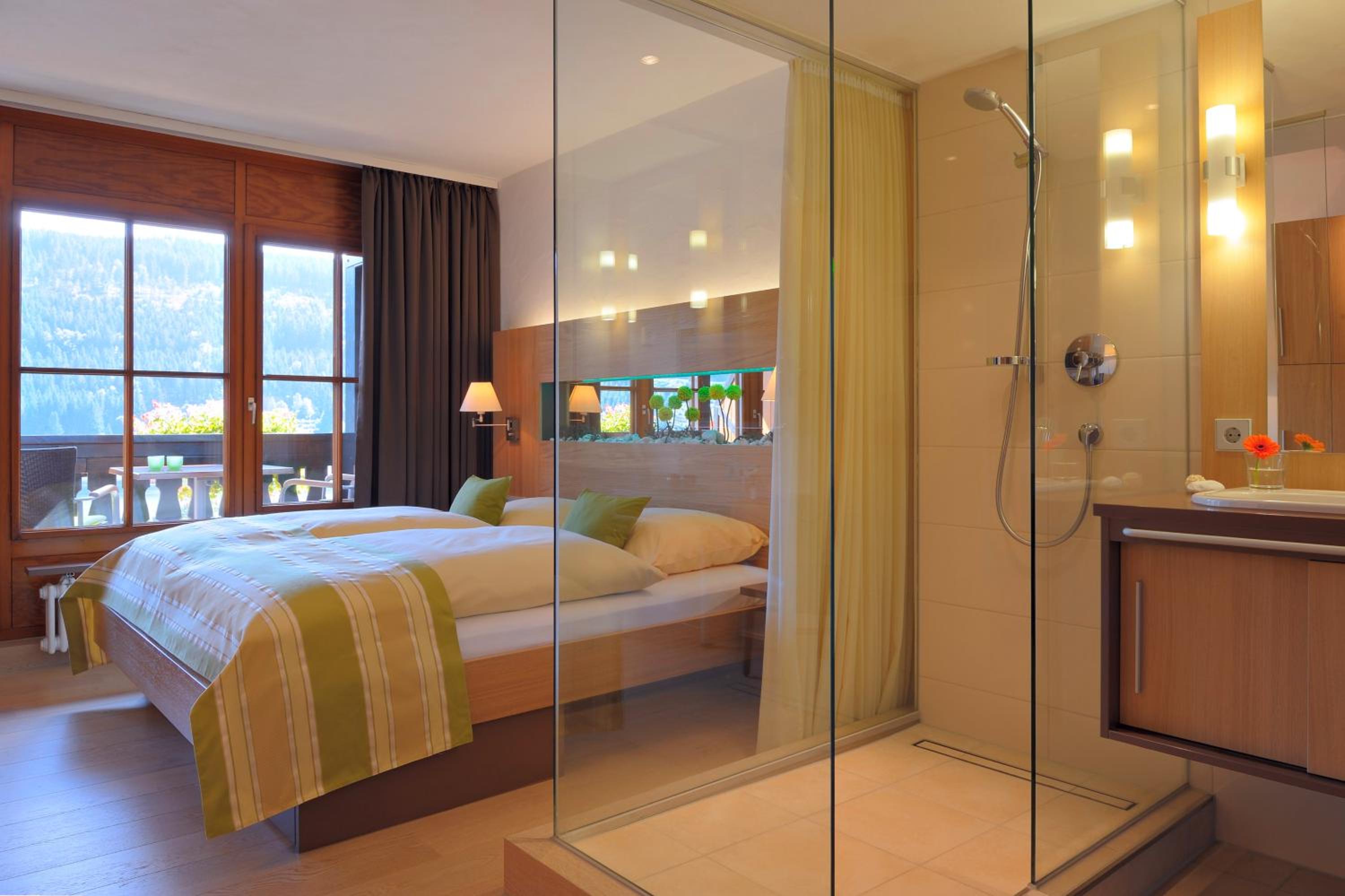 Premier Double Room with Lake View and Balcony - Photo 3
