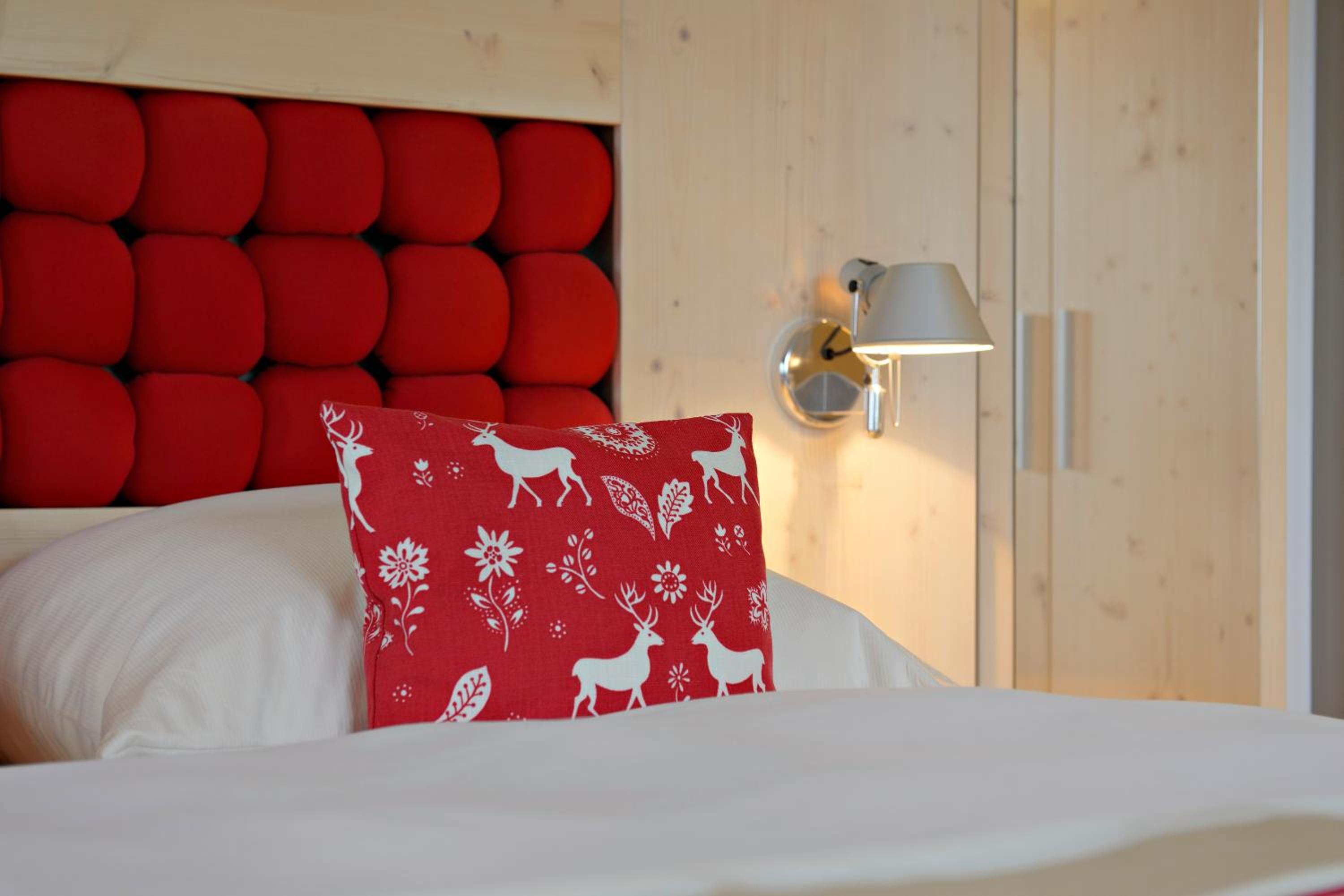 Deluxe Double Room with Lake View and Corner Balcony - Photo 3