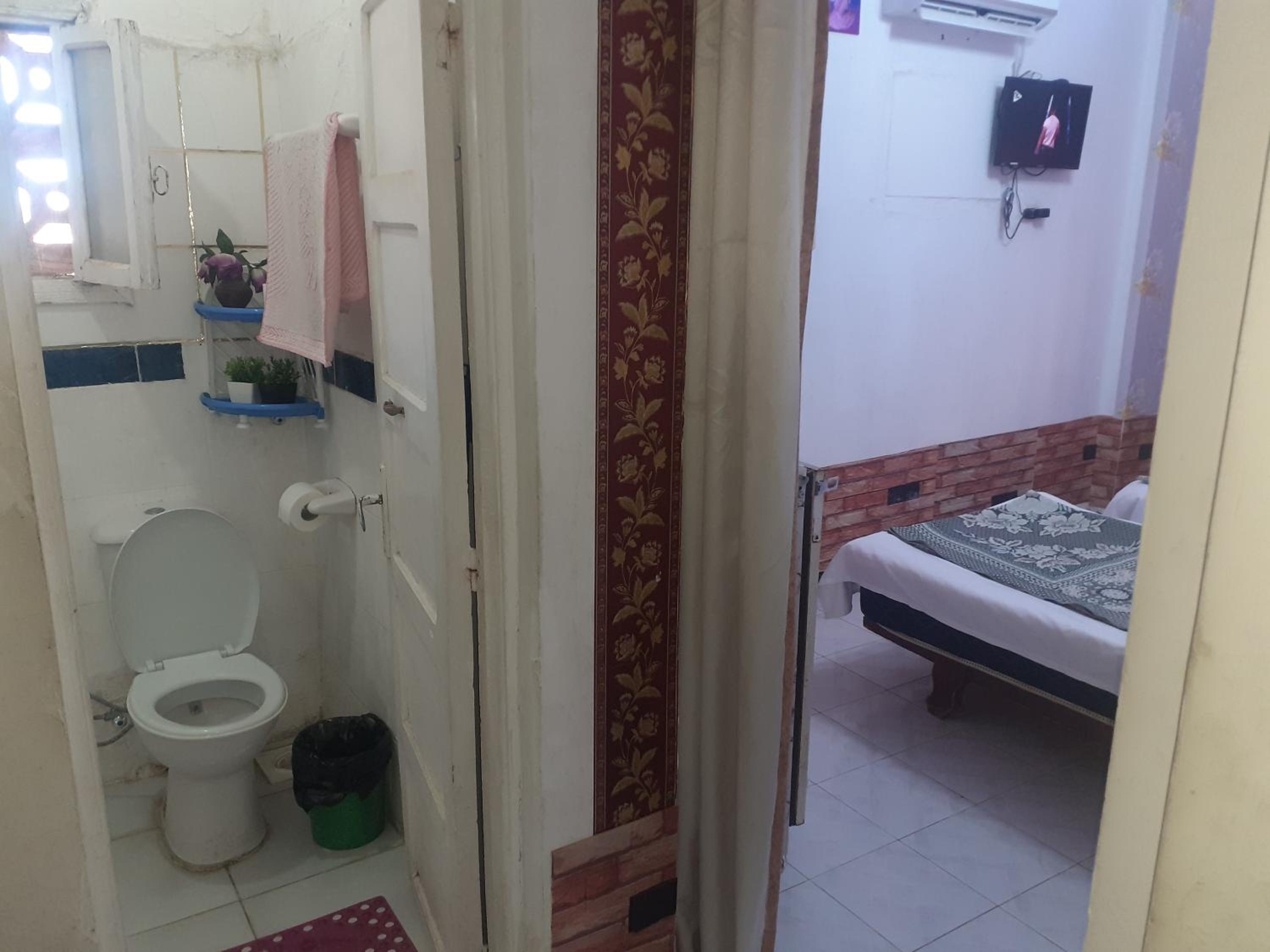 Double Room with Private Bathroom - Photo 10