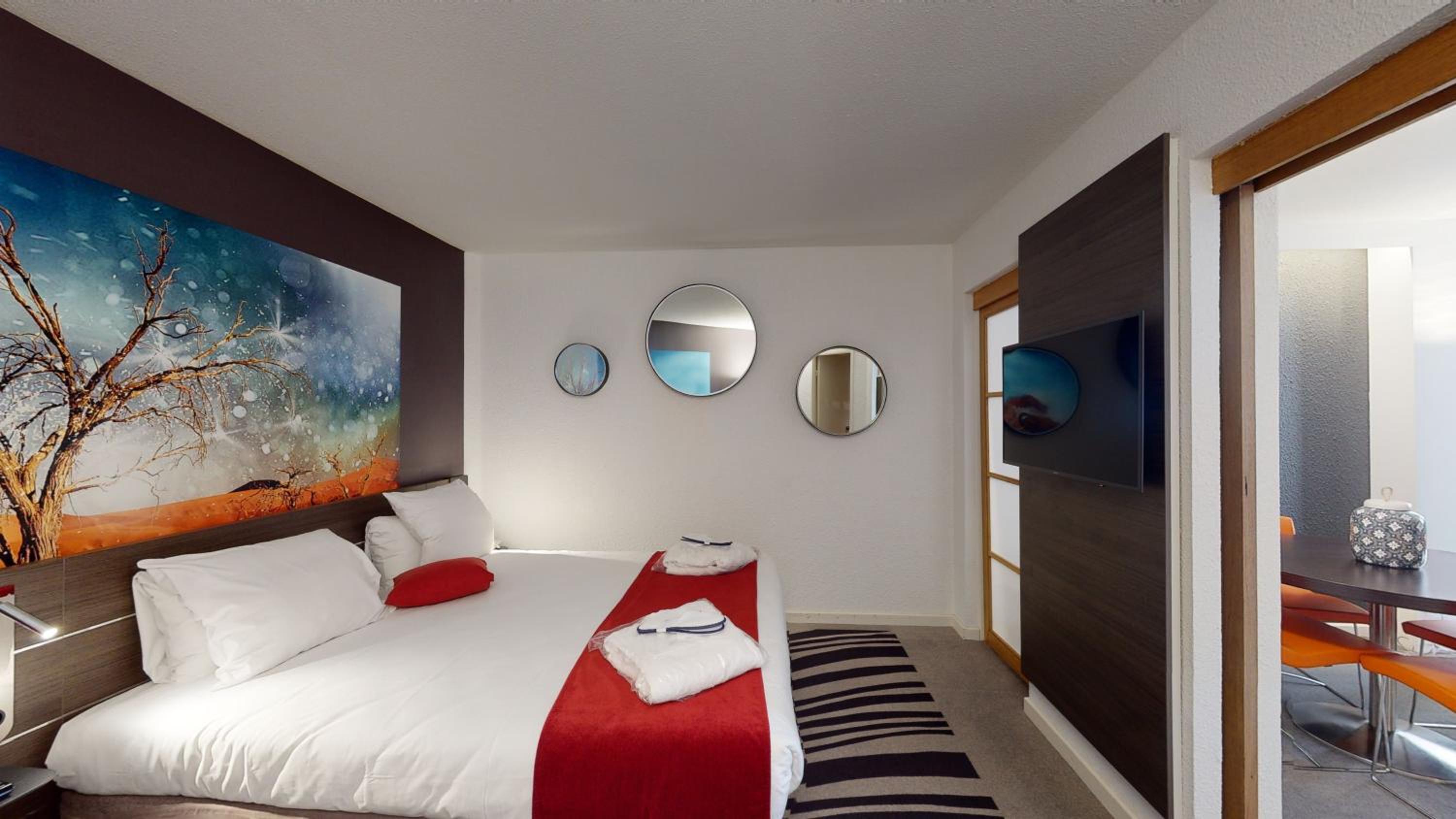 Suite with 1 Queen-Size Bed and Sofa Bed - Photo 9
