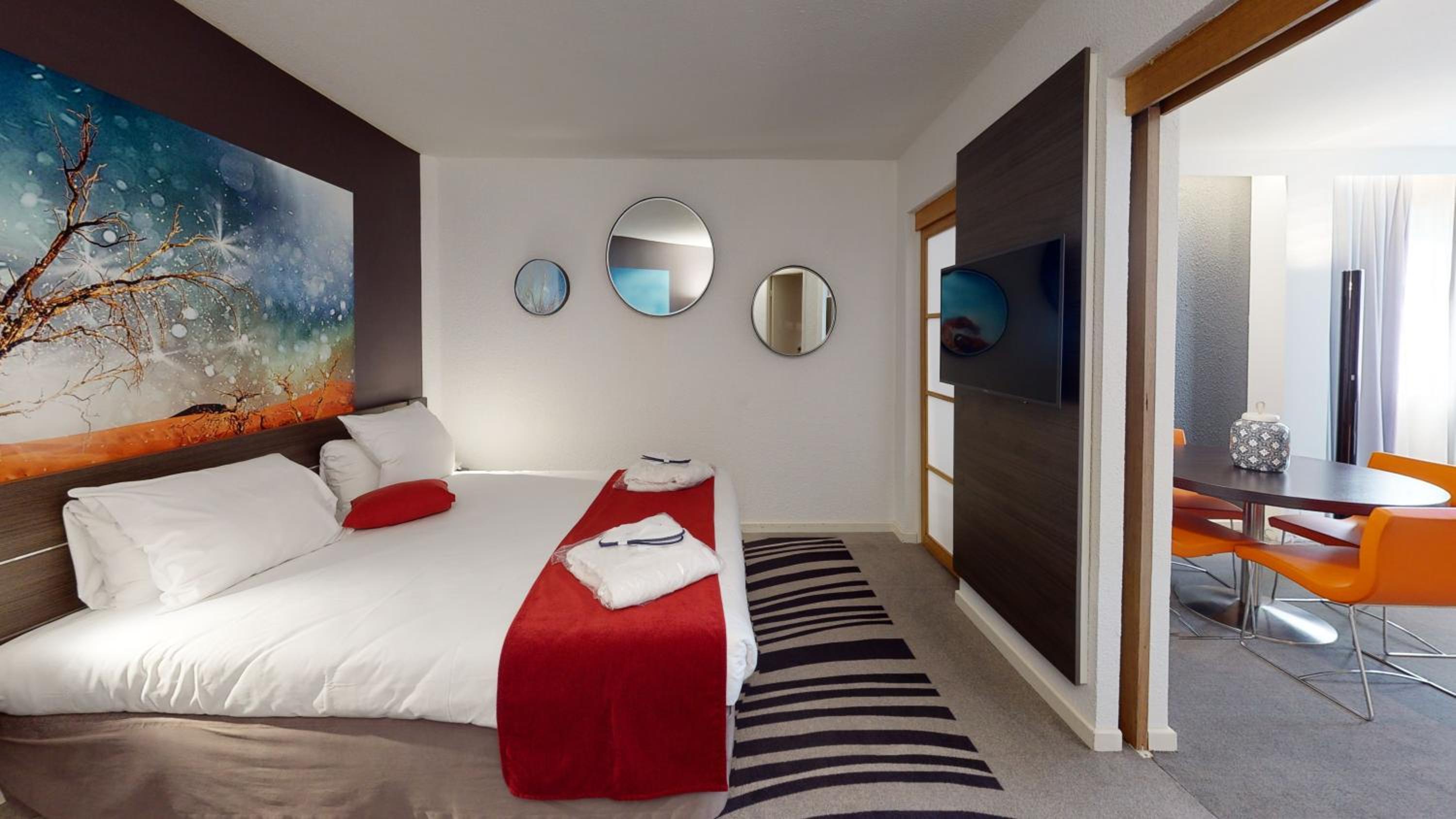 Suite with 1 Queen-Size Bed and Sofa Bed - Photo 6
