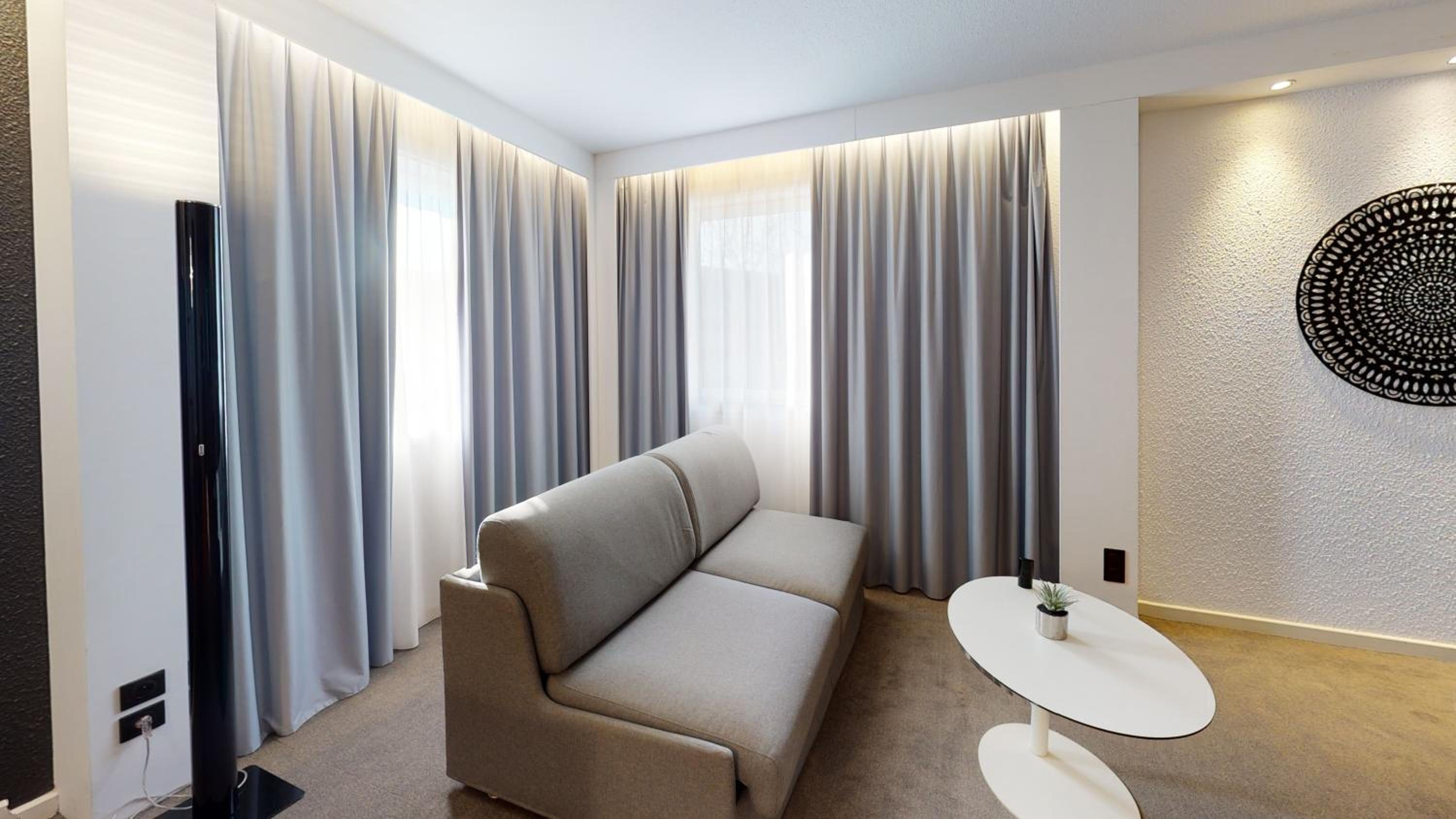 Suite with 1 Queen-Size Bed and Sofa Bed - Photo 3