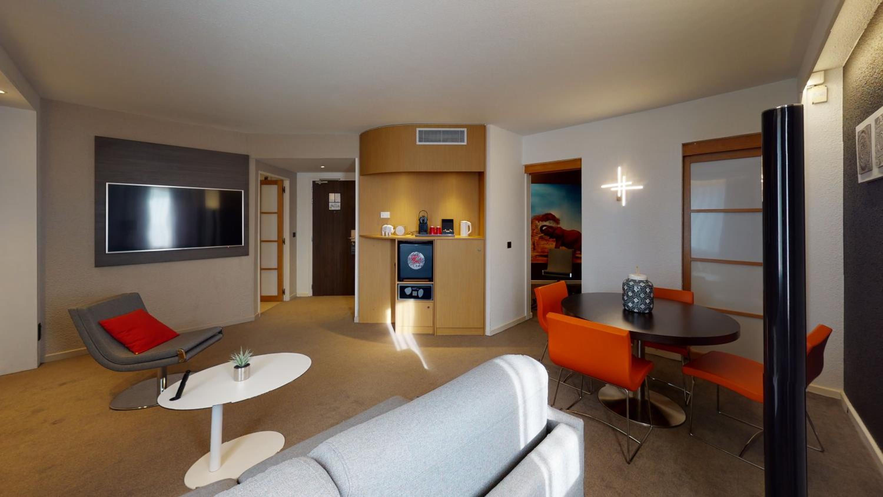 Suite with 1 Queen-Size Bed and Sofa Bed - Photo 4