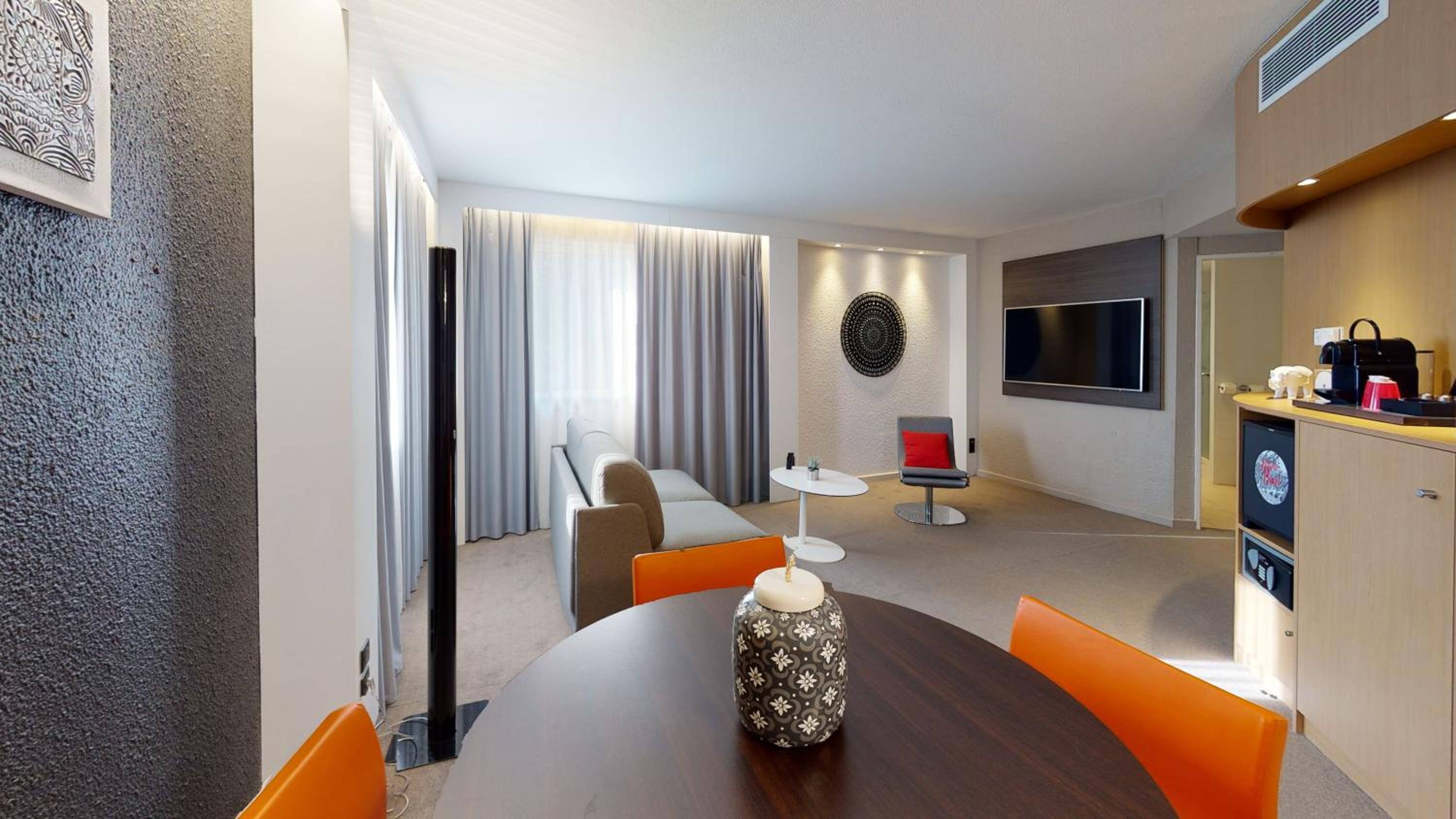 Suite with 1 Queen-Size Bed and Sofa Bed - Photo 2