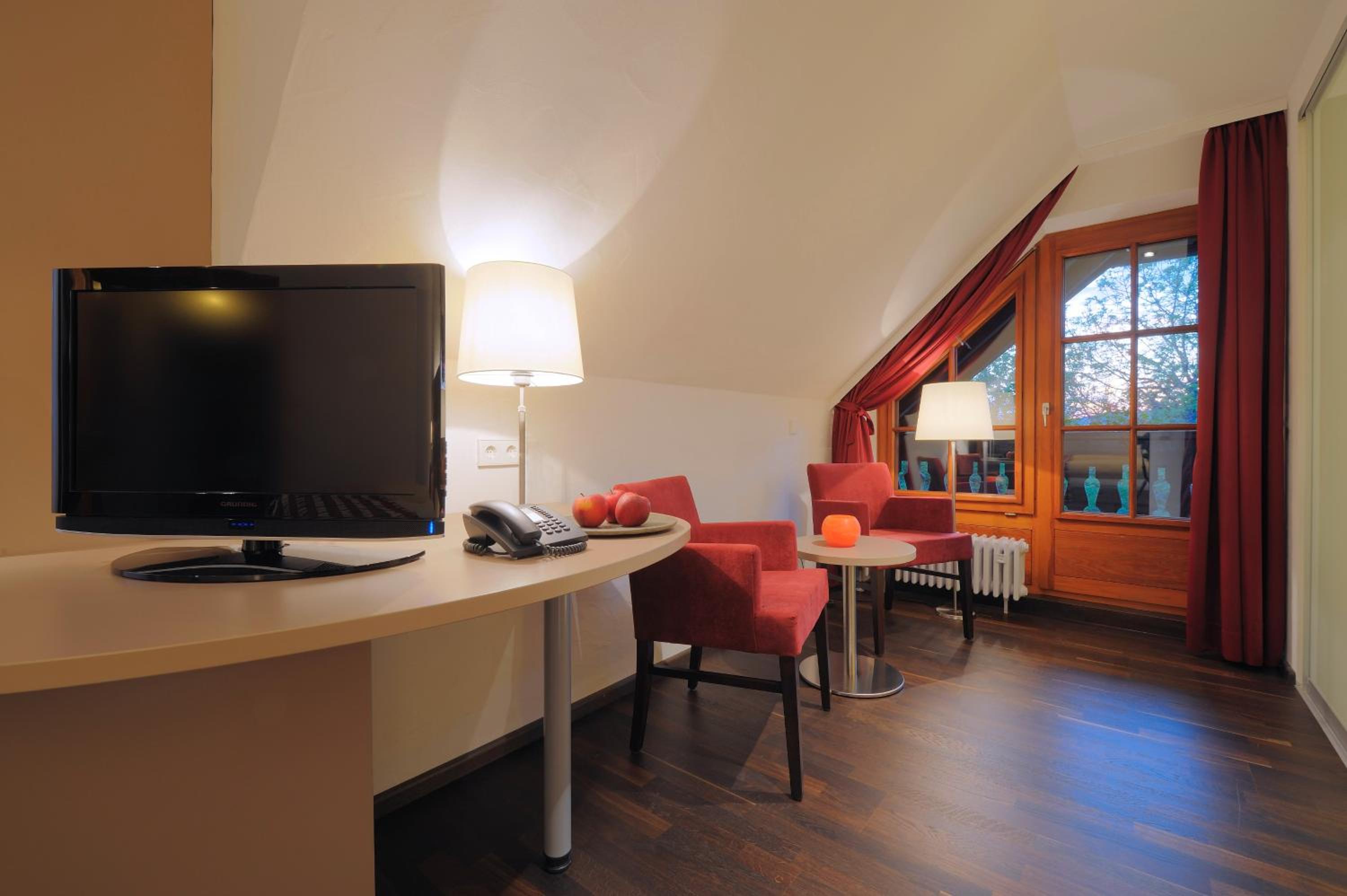 Elegance Double Room with lateral Lake View and Balcony - Photo 1