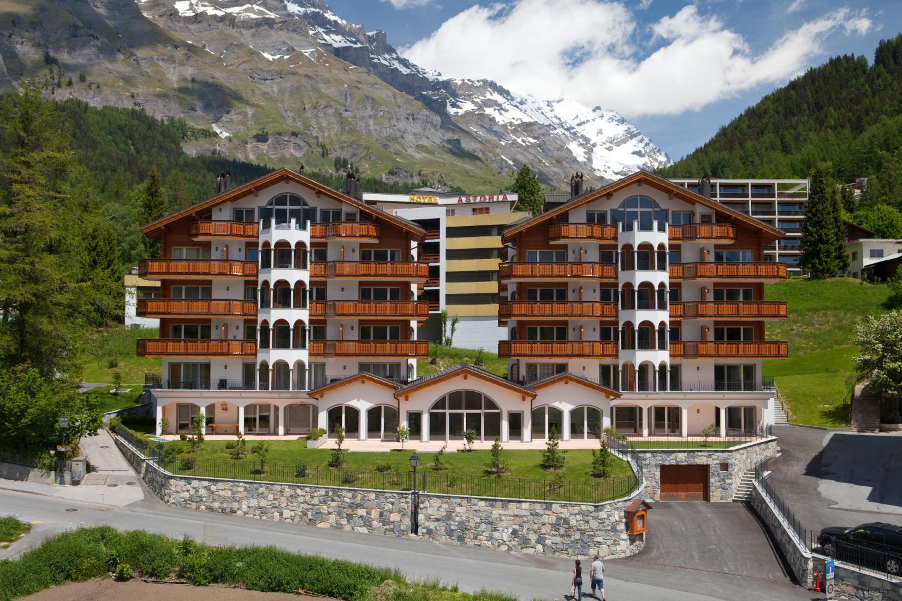 Two-Bedroom Apartment with Mountain View photo 2
