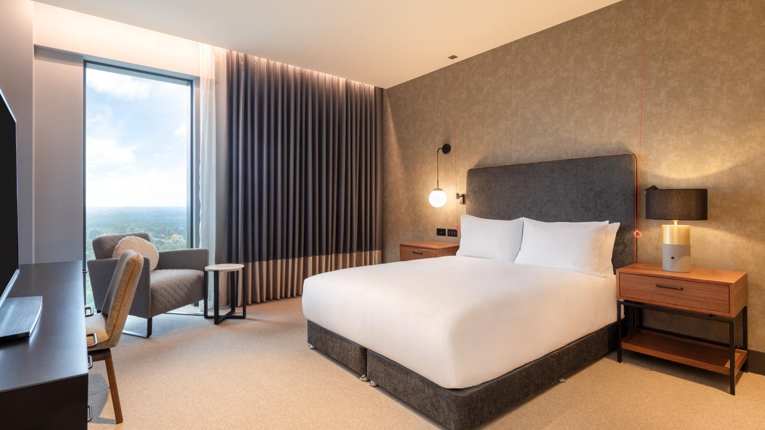 Executive Queen Room - Mobility Accessible - Photo 4