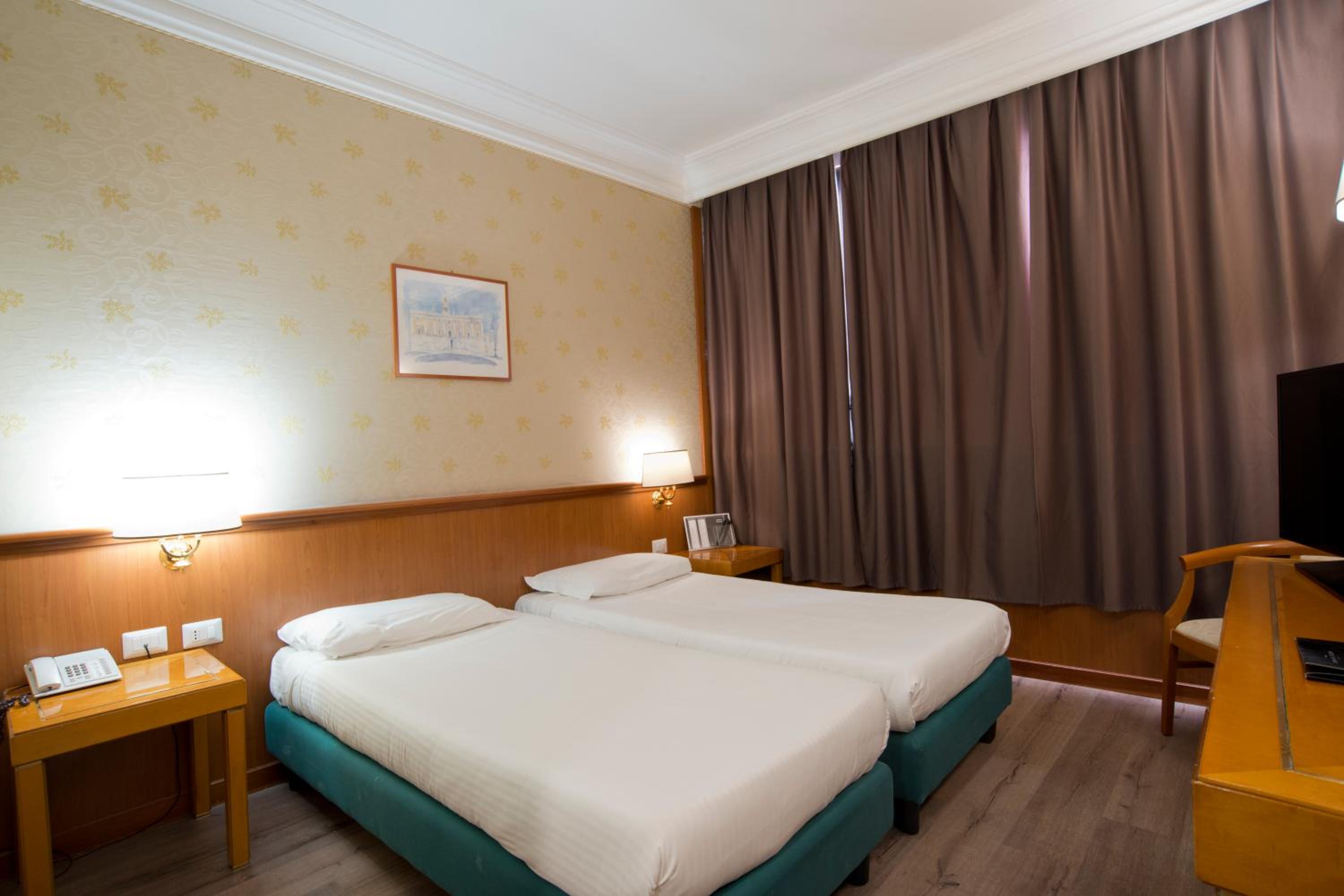 Standard Double or Twin Room - Photo 1