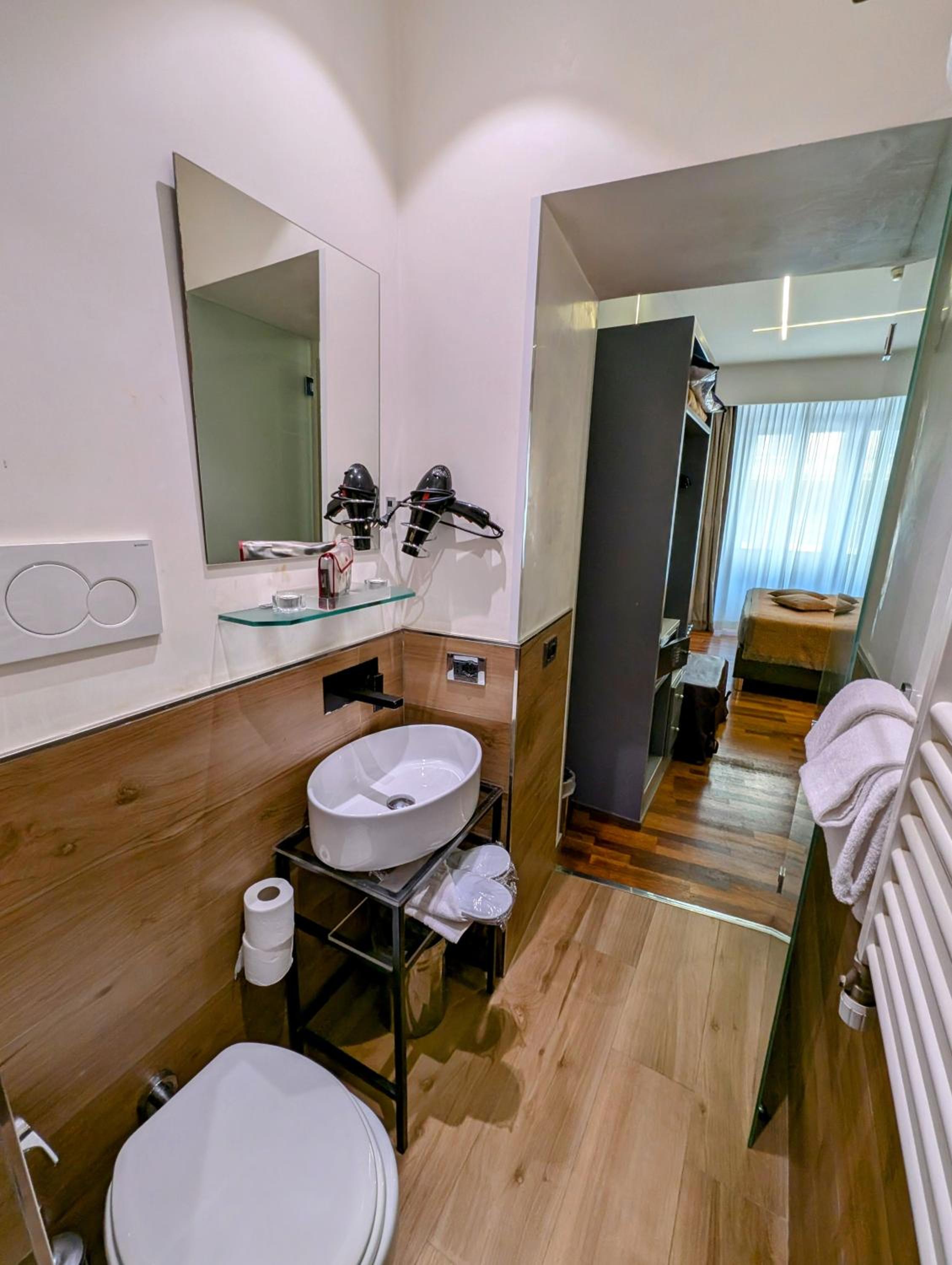 Double or Twin Room with Private Bathroom photo 3