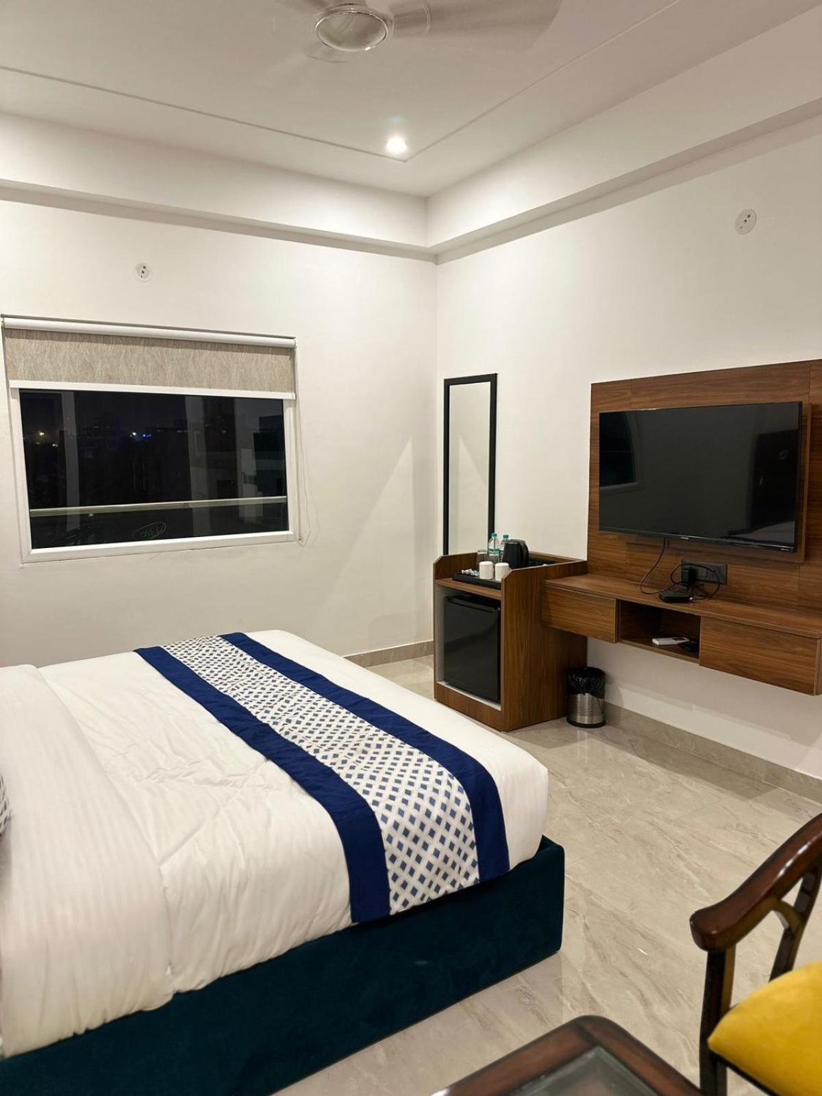 Deluxe Double Room - Photo 11