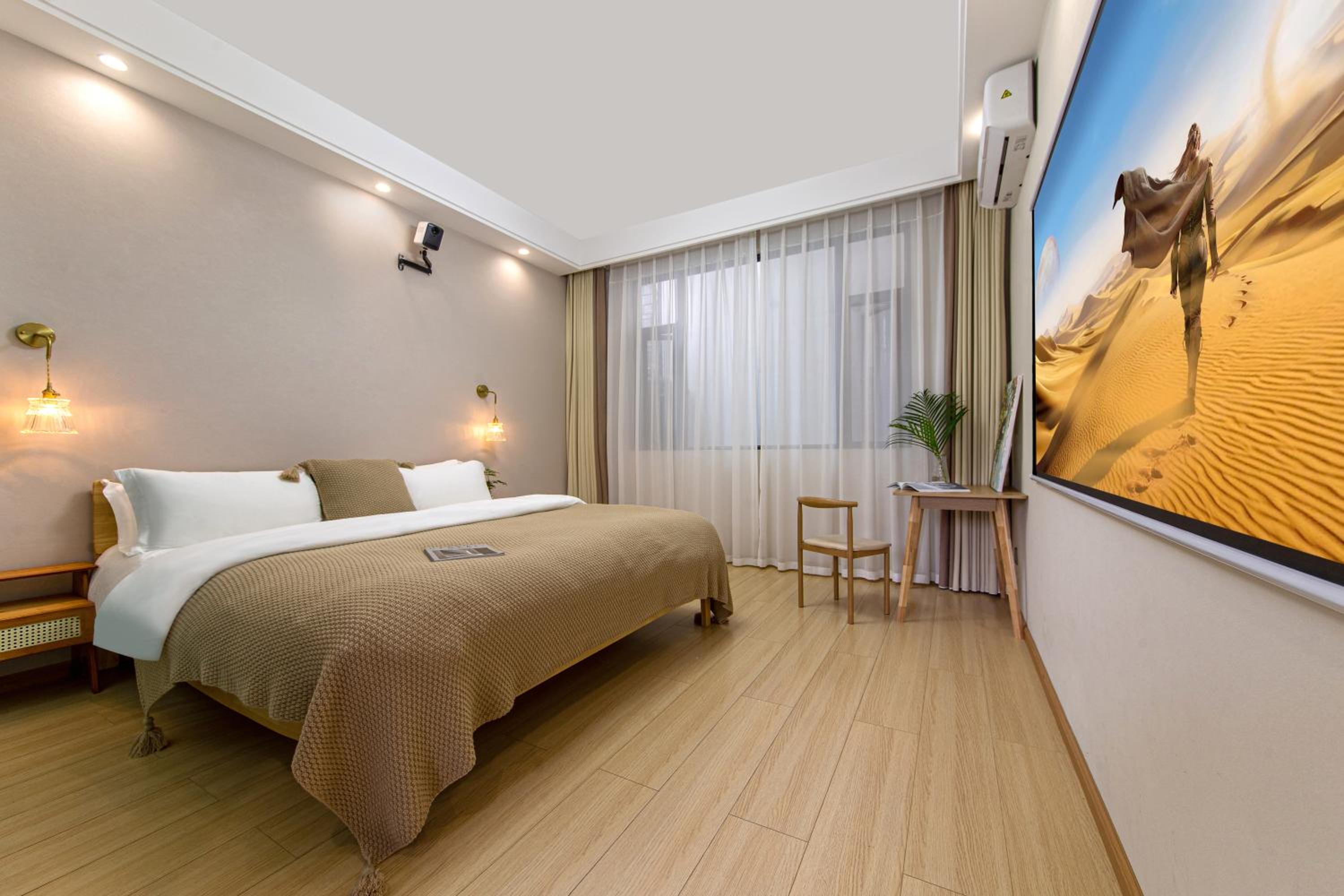 Queen Room photo 1