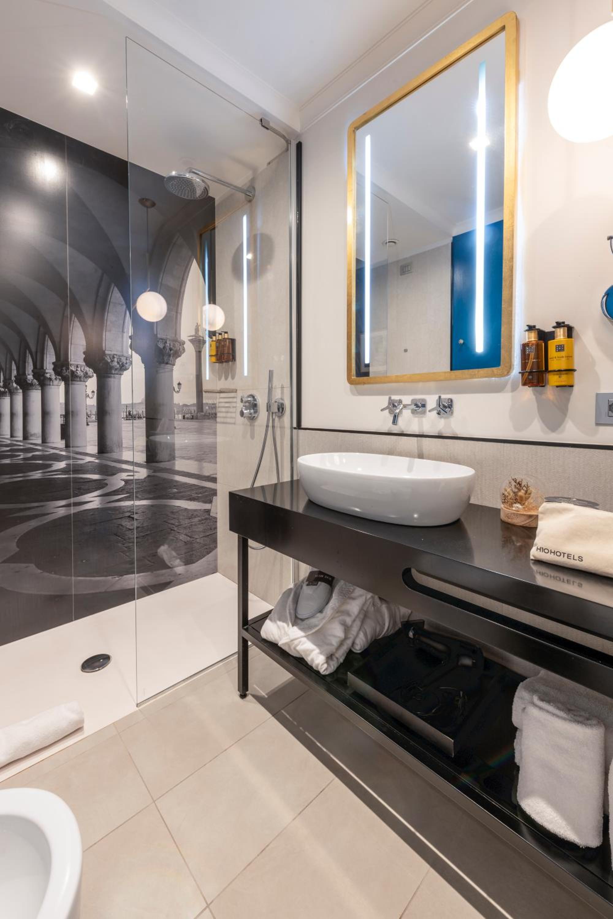 Superior Double or Twin Room thumbnail 6
