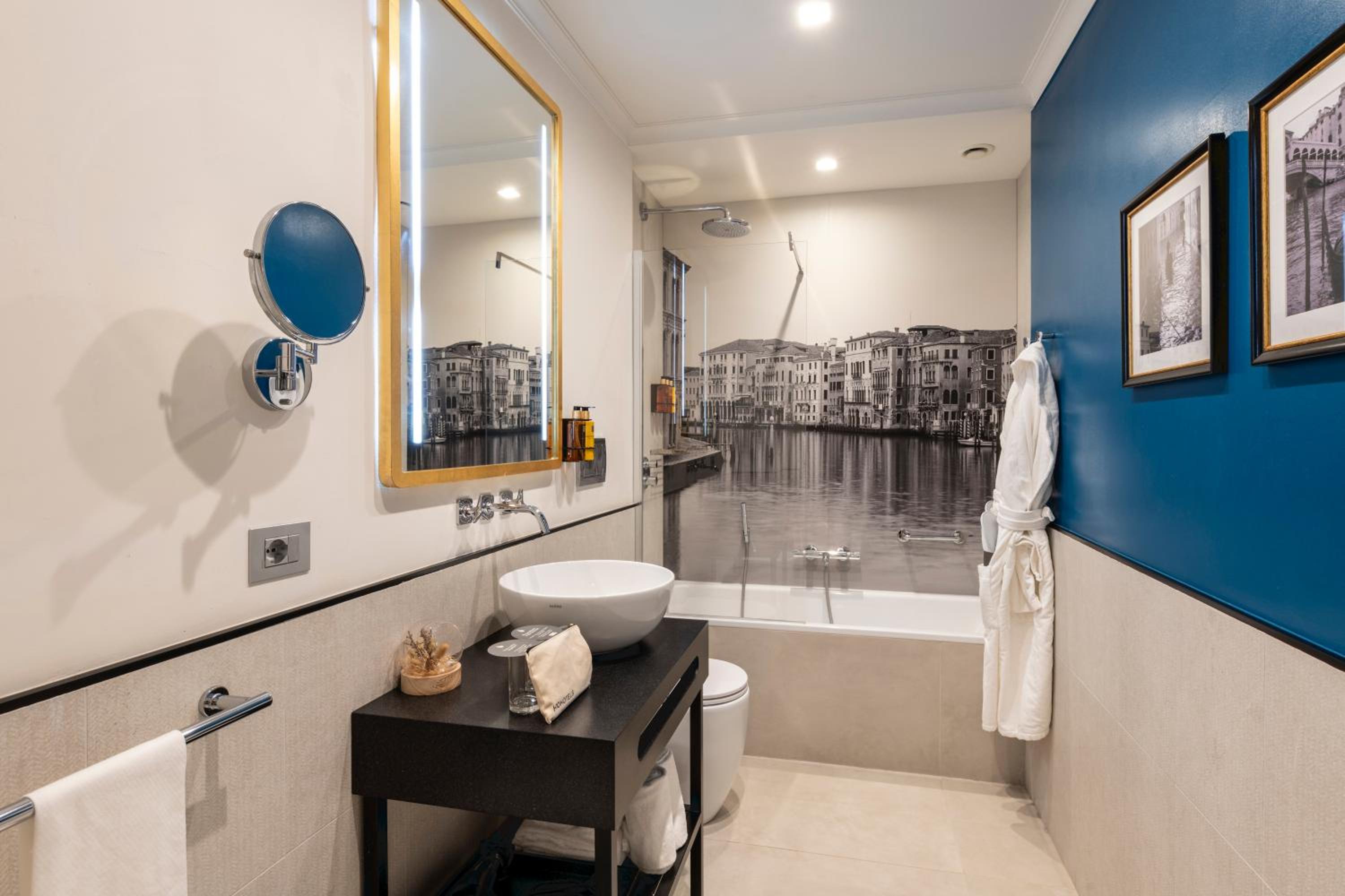 Superior Double or Twin Room thumbnail 5