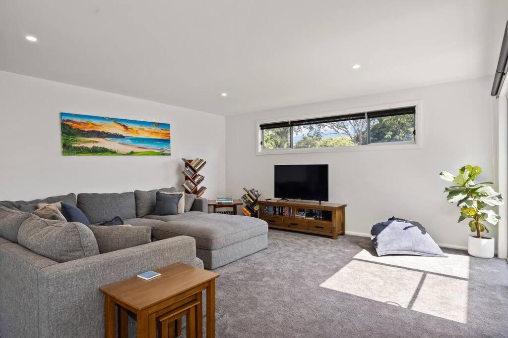 Five-Bedroom House photo 1