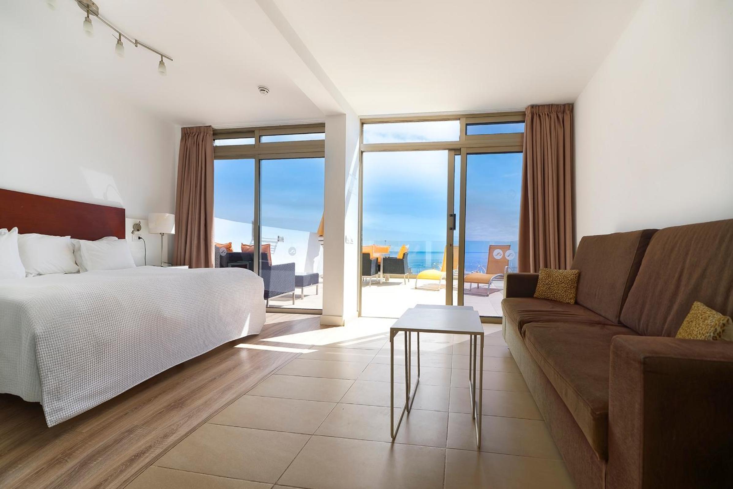 Estudio clásico con balcón y vista al mar