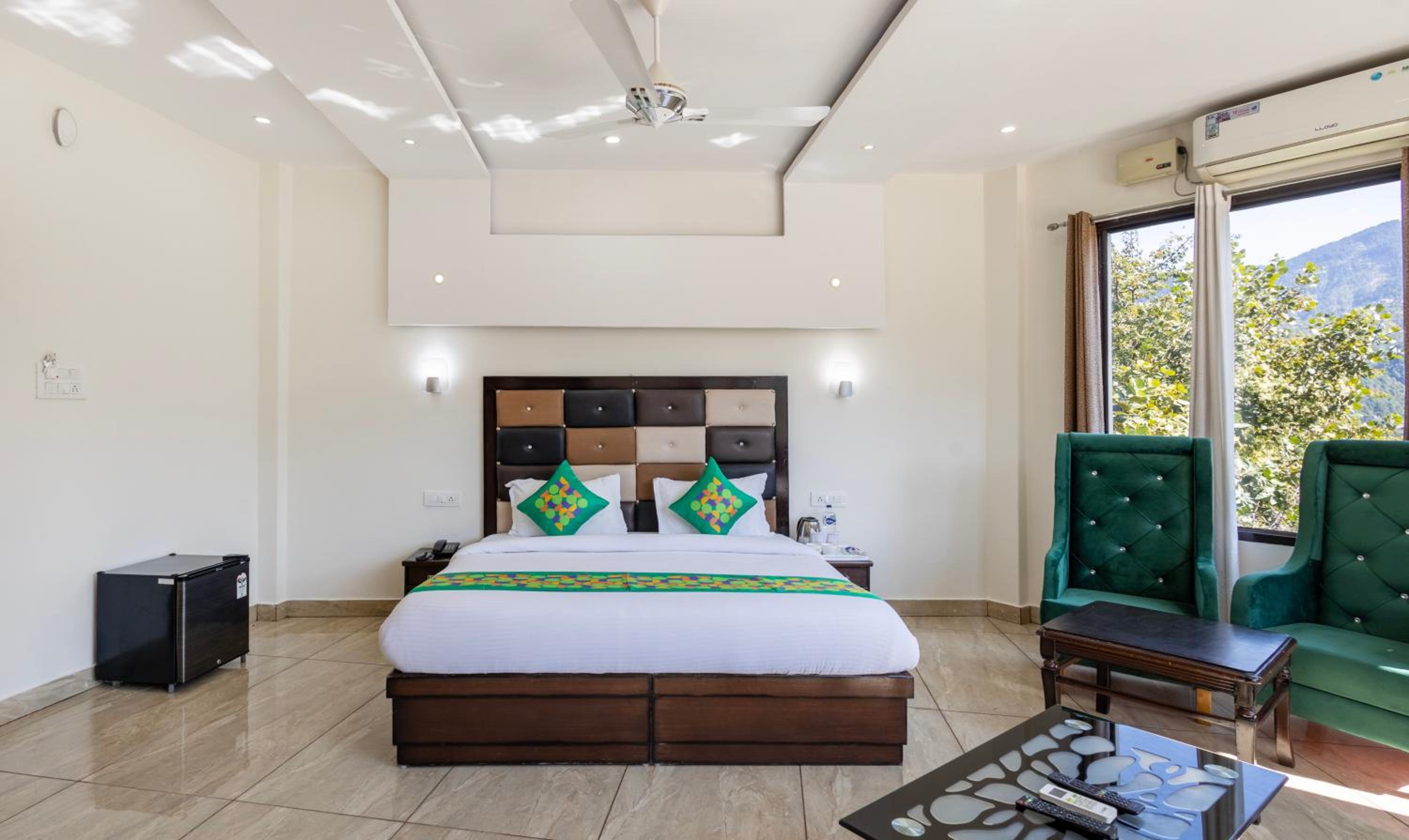 Spacious Superior Room With Mountain View photo 3
