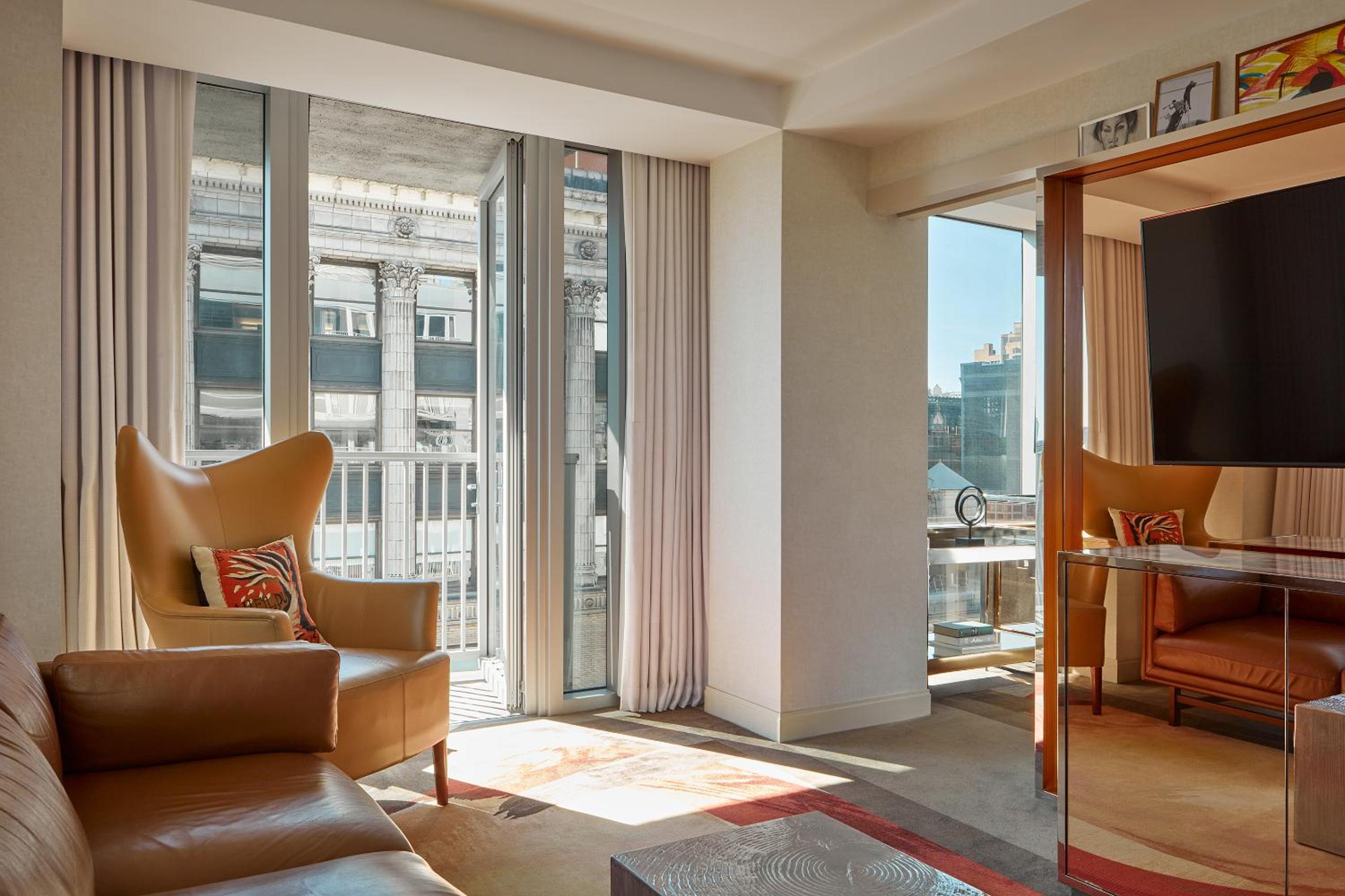 Suite with Balcony thumbnail 5