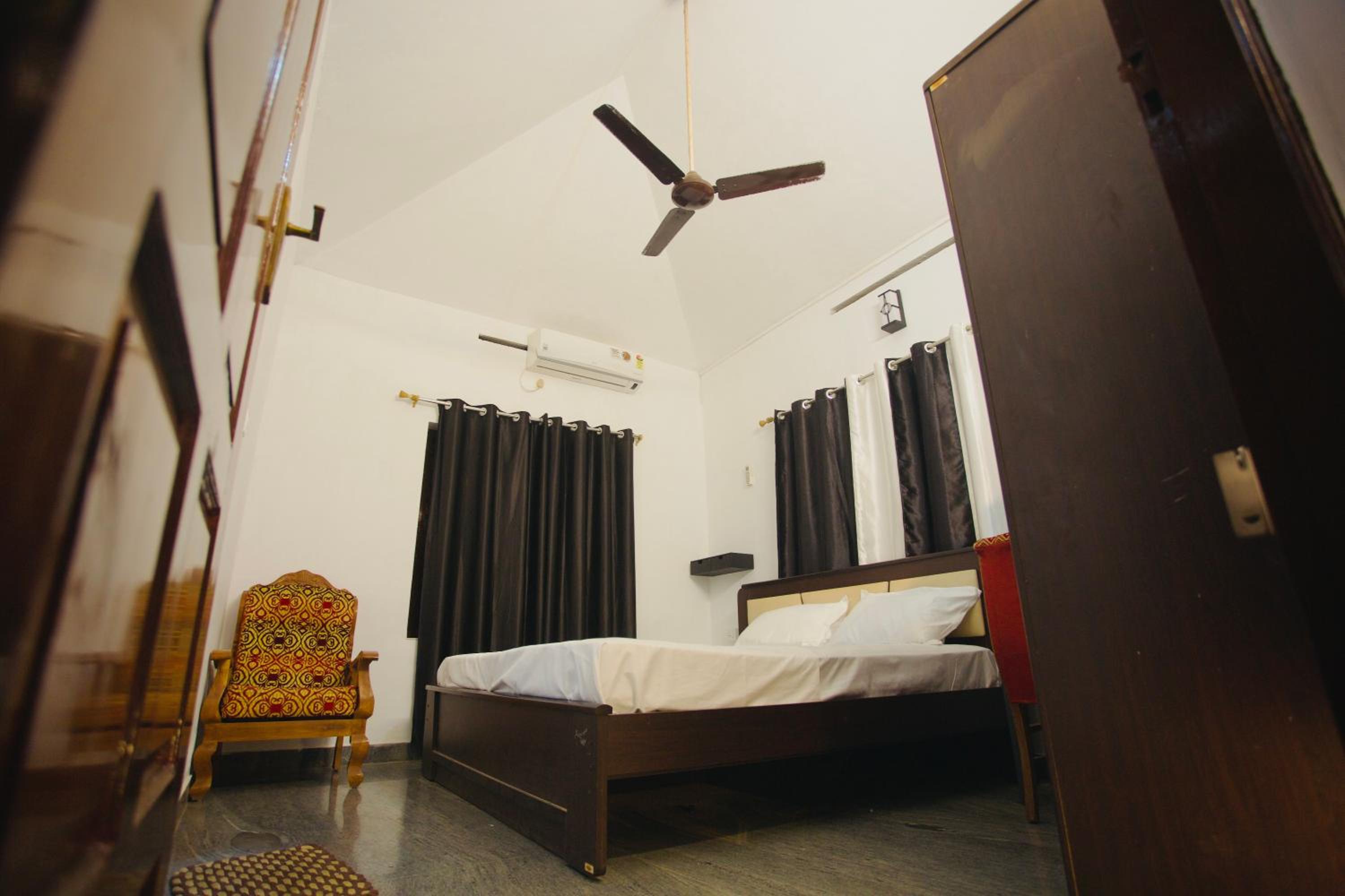 Queen Room photo 1