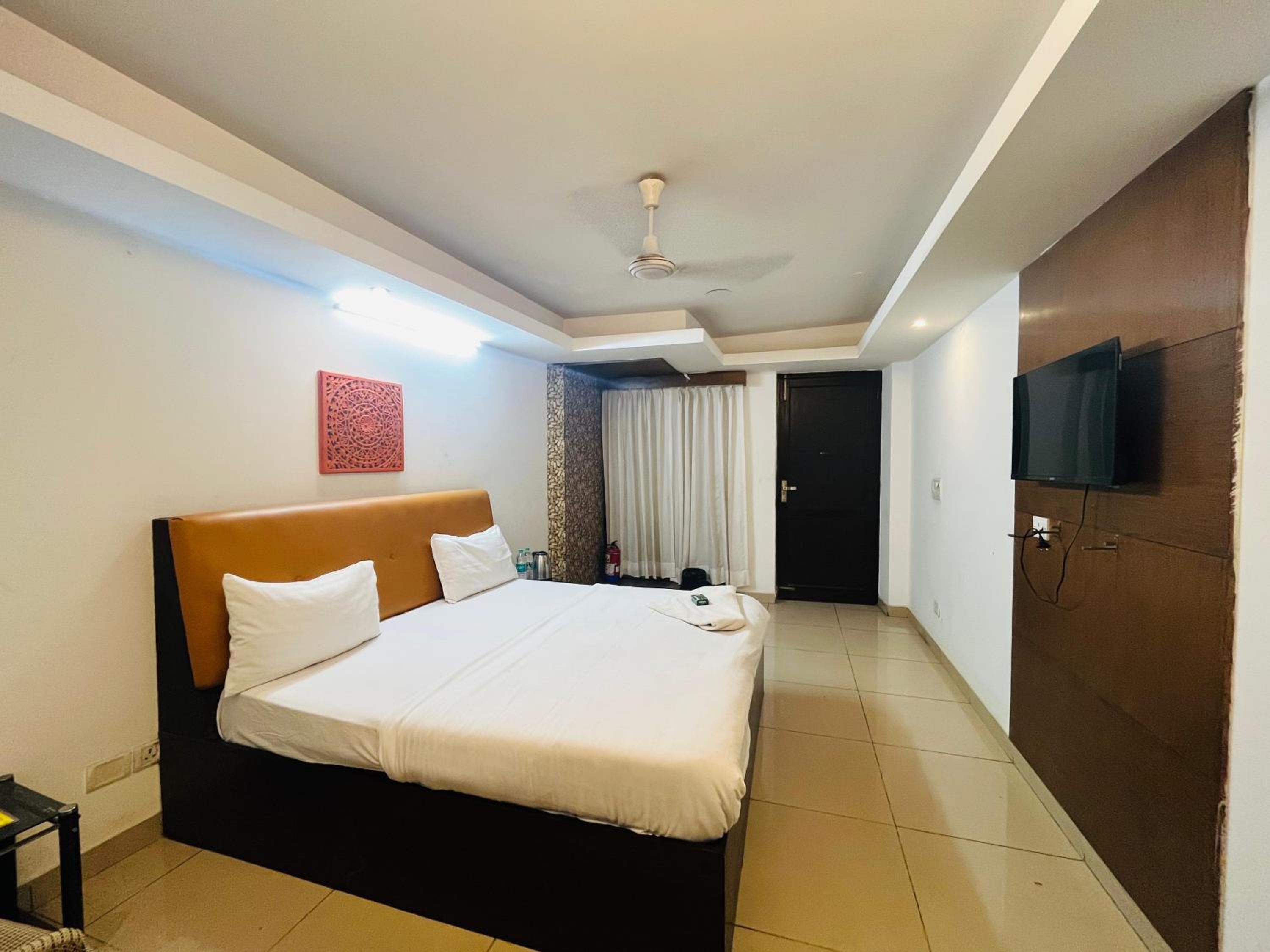 Deluxe Double Room (2 Adults + 1 Child)