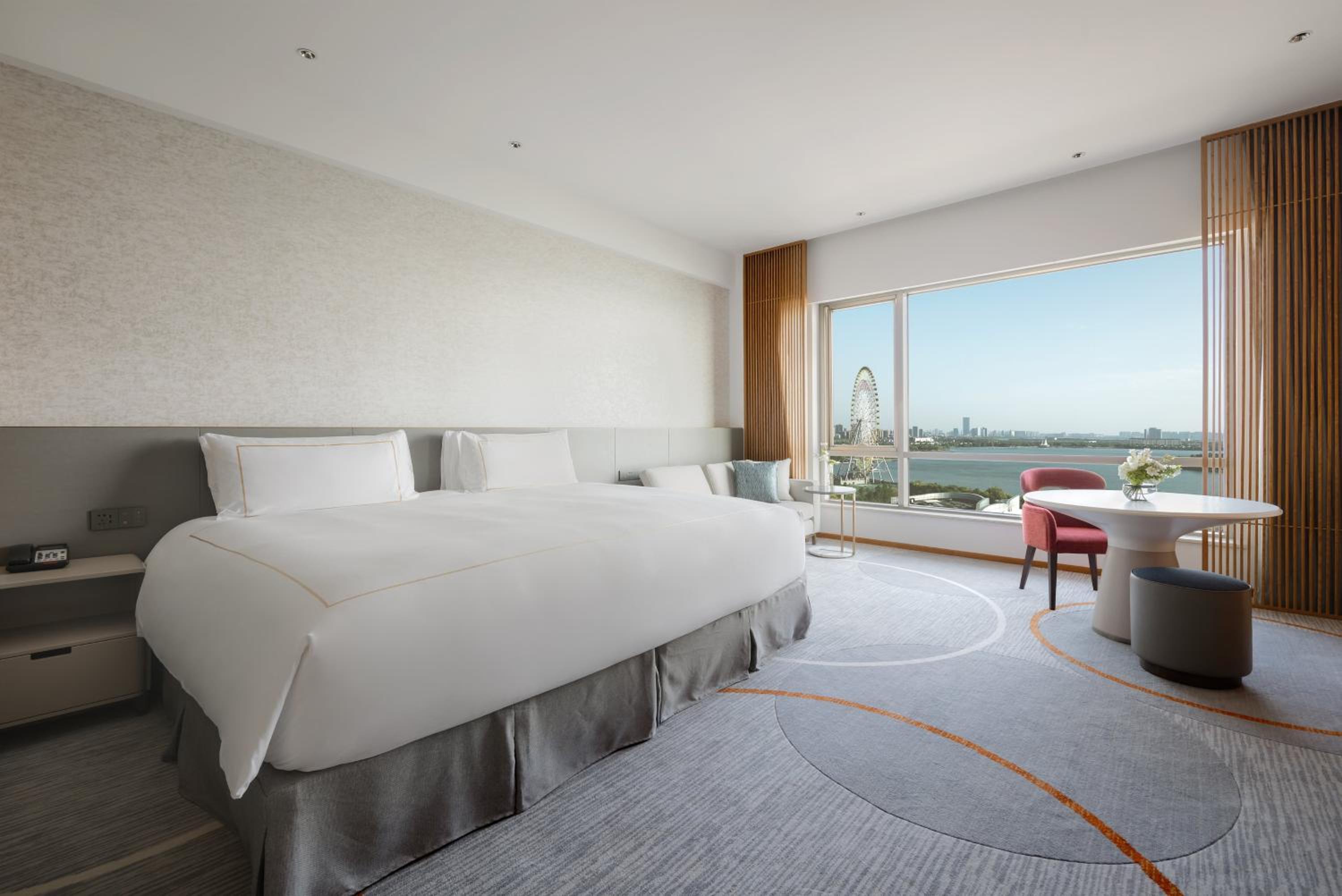 Premium King Room with View - Photo 4