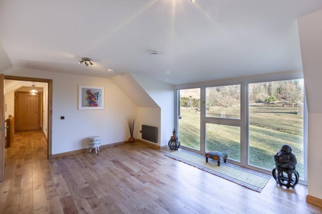 Five-Bedroom House photo 1