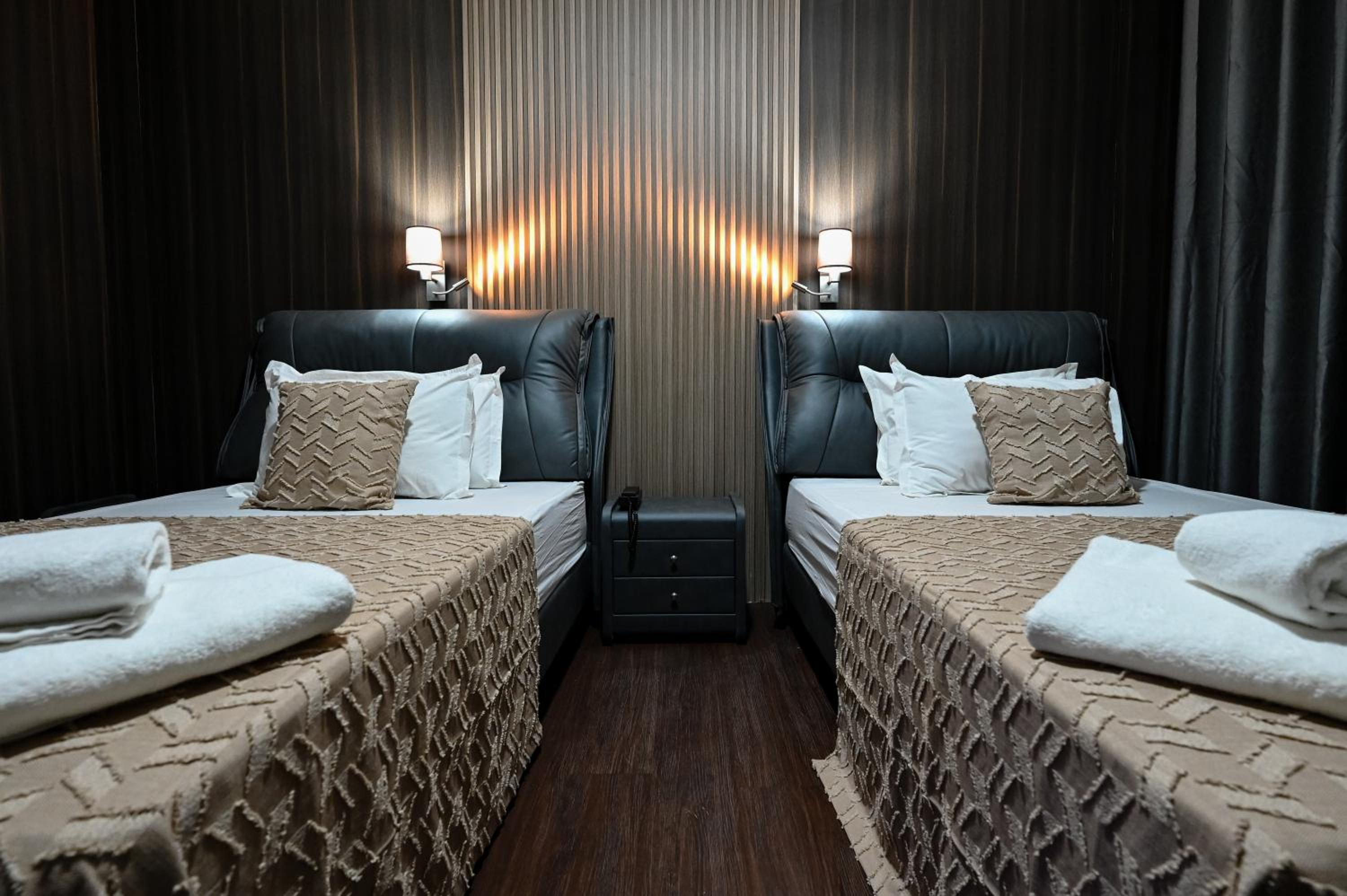 Economy Twin Room - Photo 3