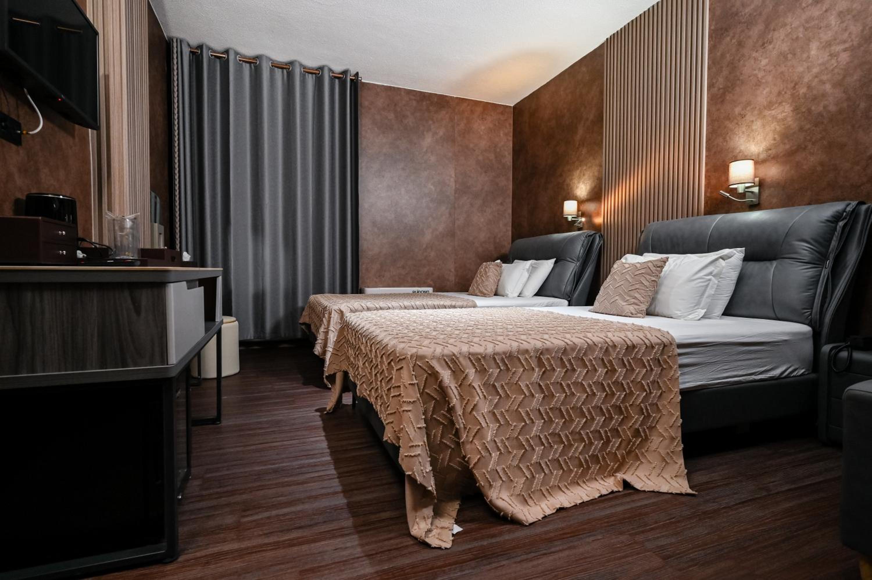 Economy Twin Room - Photo 14