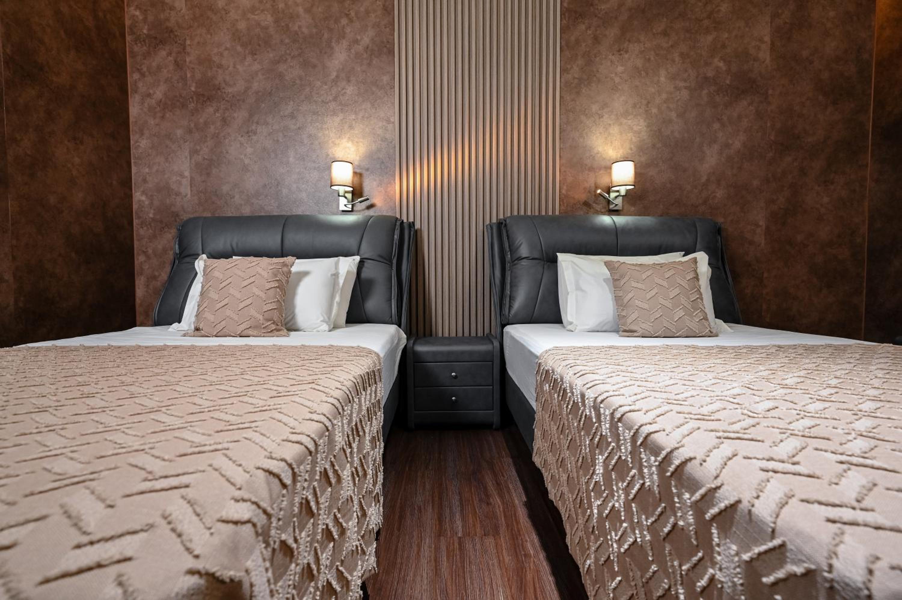 Economy Twin Room - Photo 13