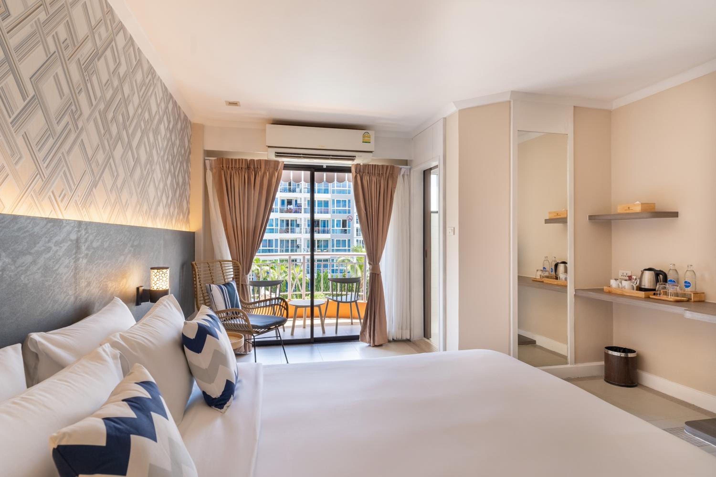 Superior Double Room with Balcony - Photo 2
