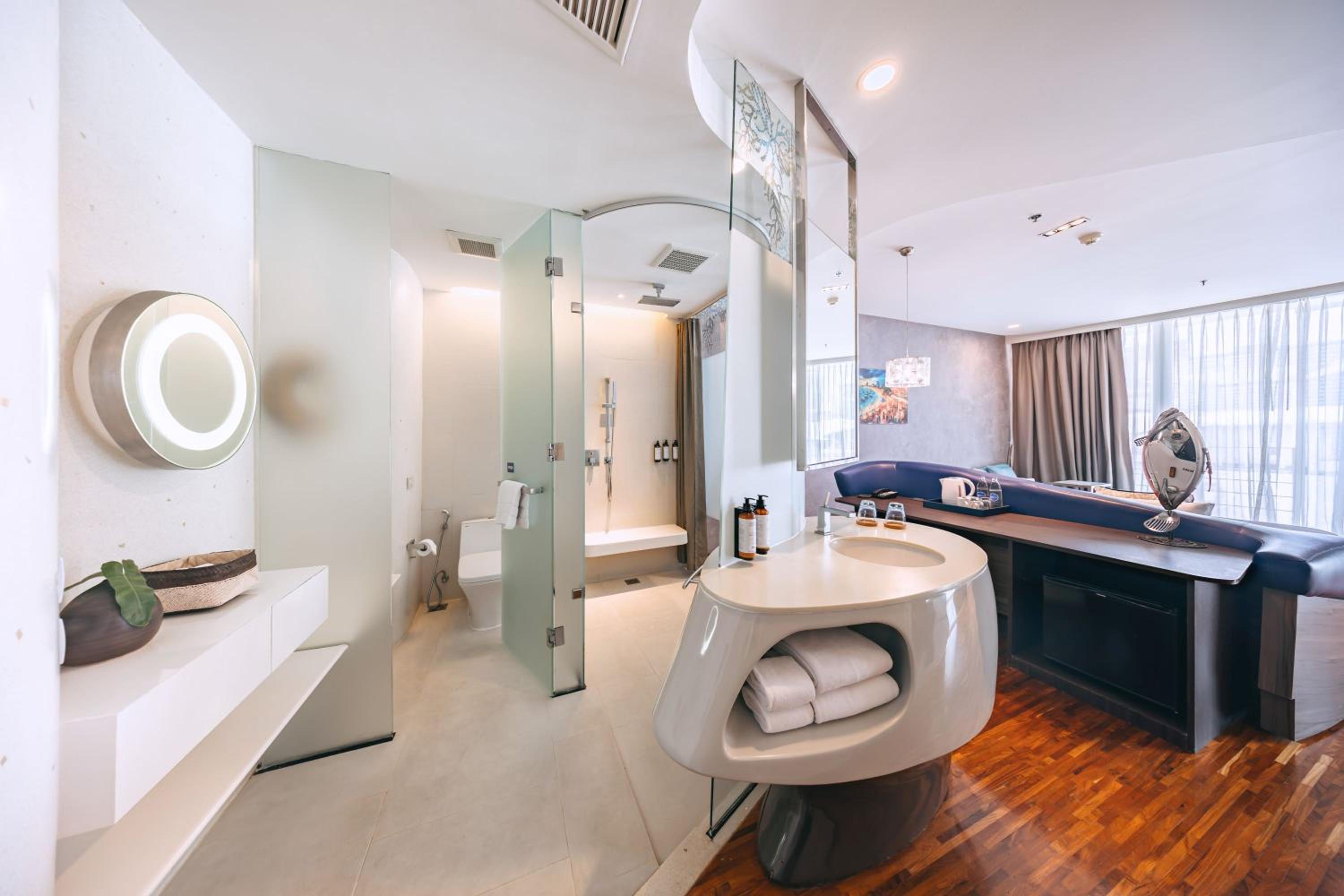 Deluxe Double Room with Pool View - Photo 8