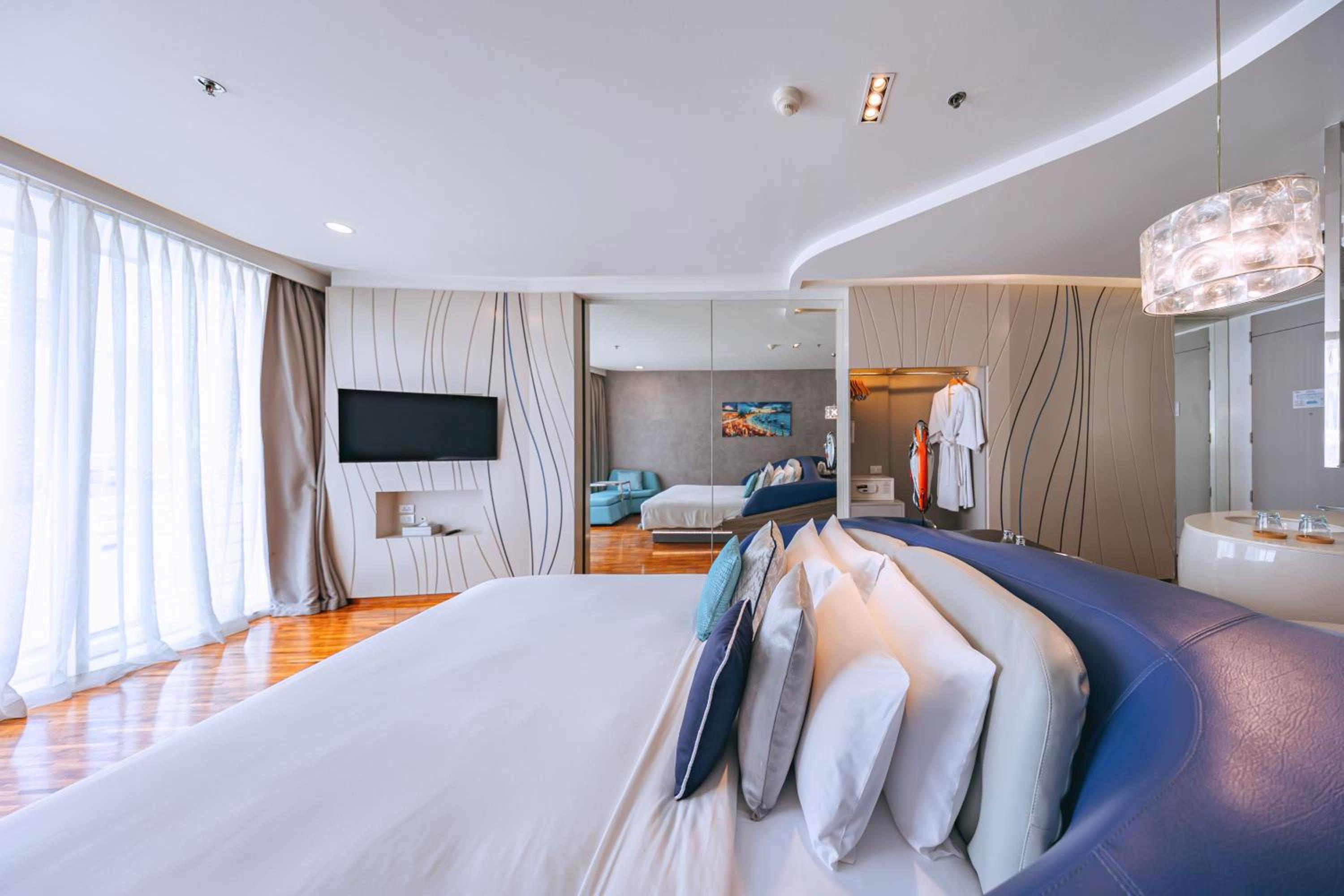 Deluxe Double Room with Pool View - Photo 5