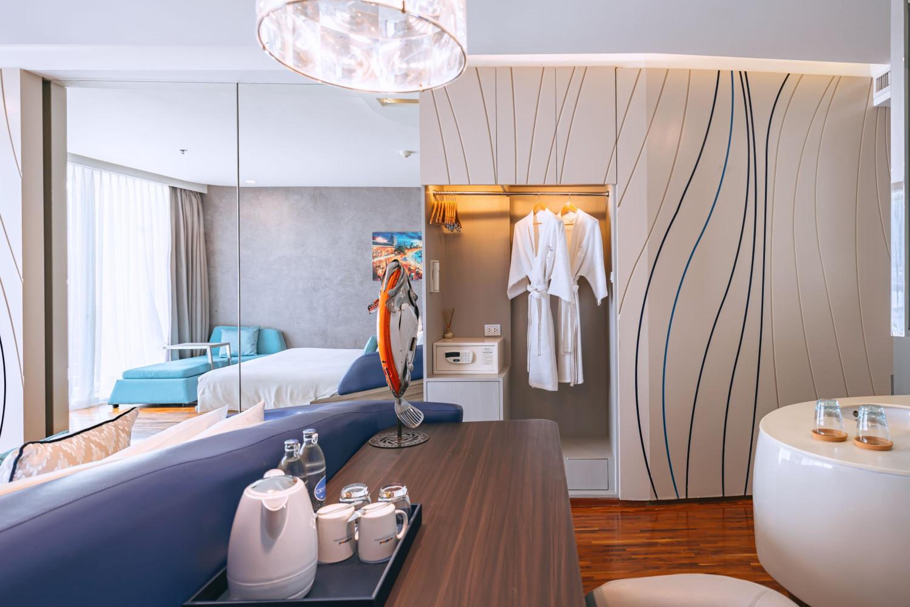 Deluxe Double Room with Pool View - Photo 13