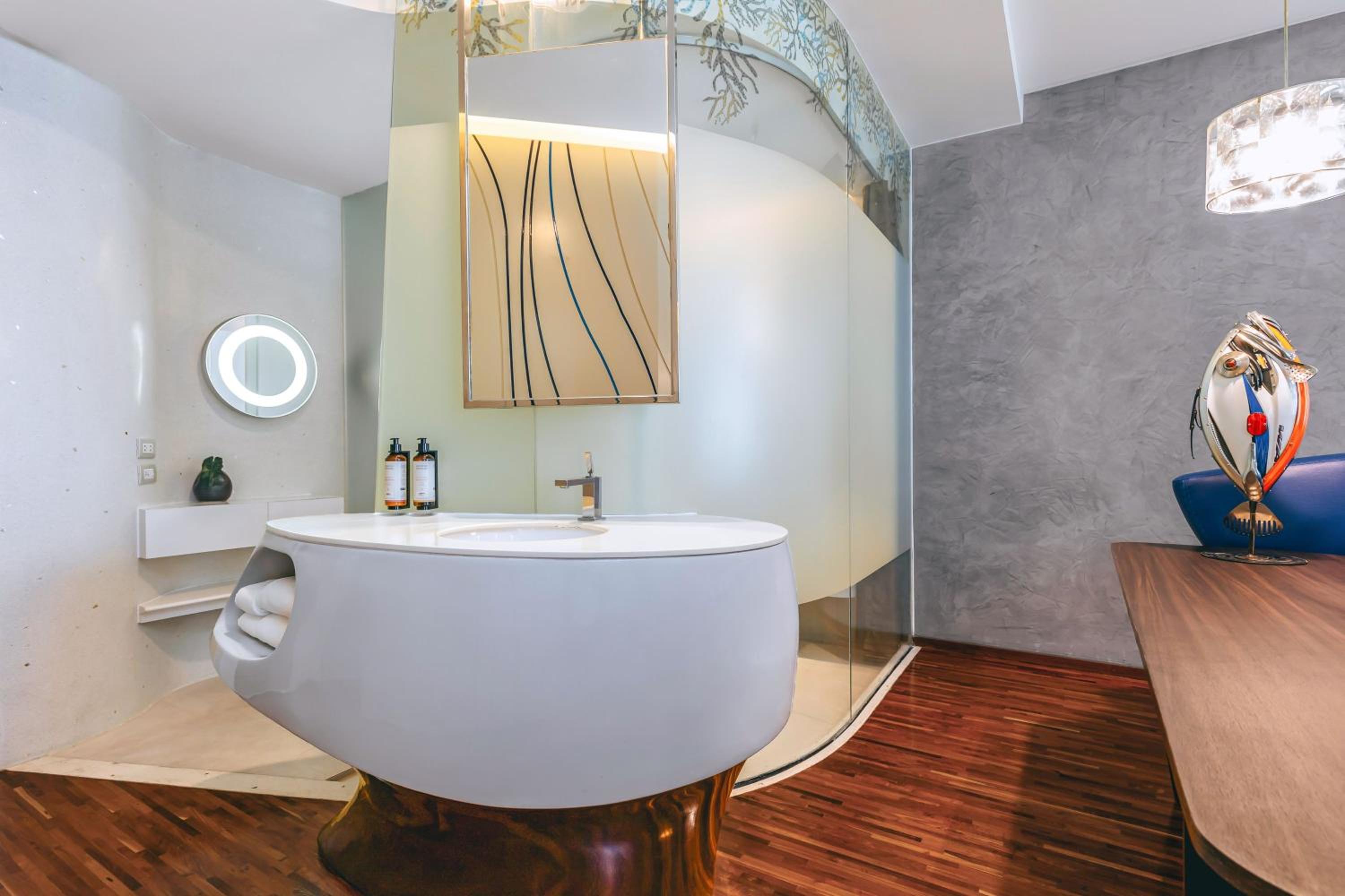 Deluxe Double Room with Pool View - Photo 11