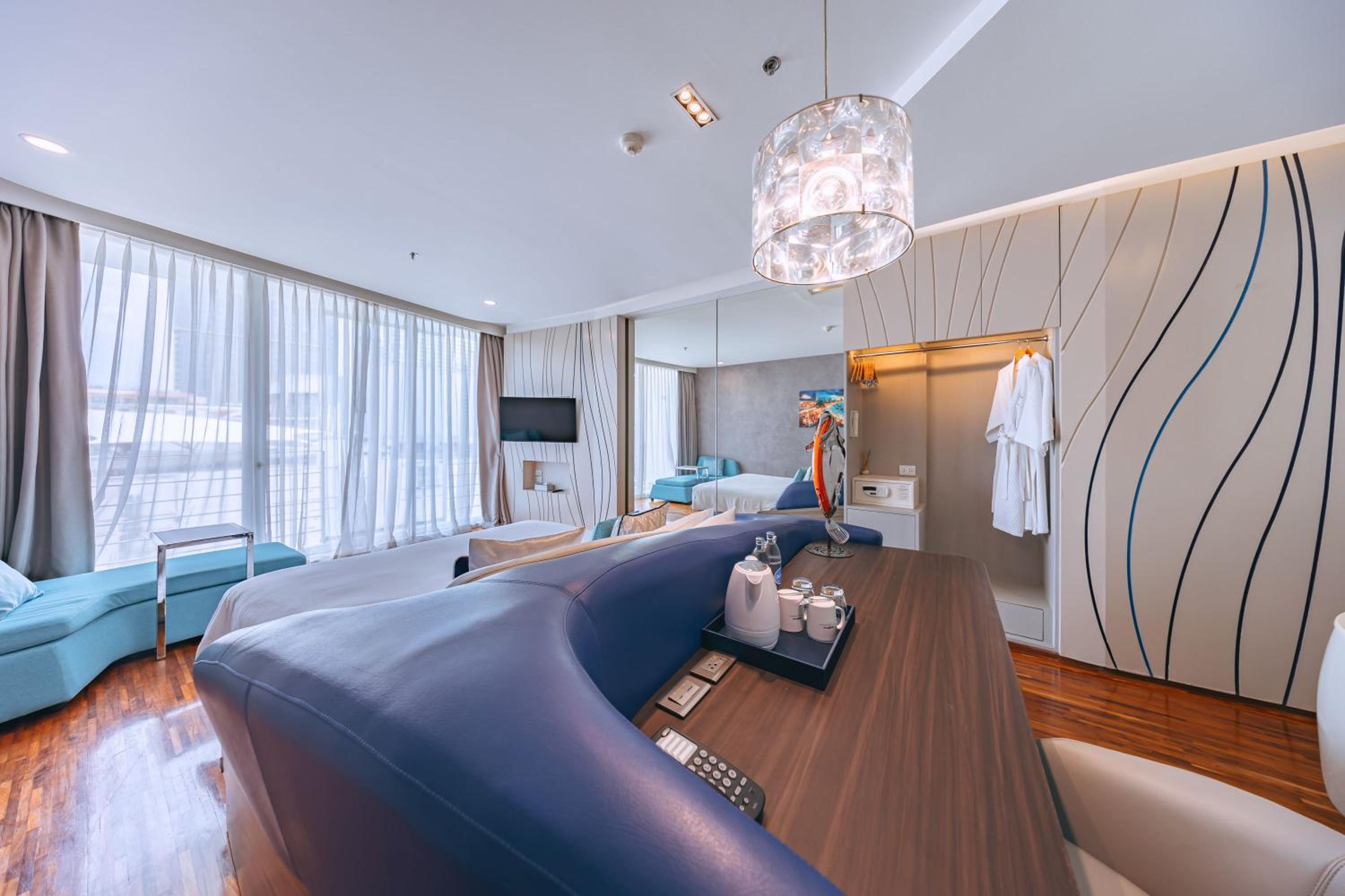 Deluxe Double Room with Pool View - Photo 12