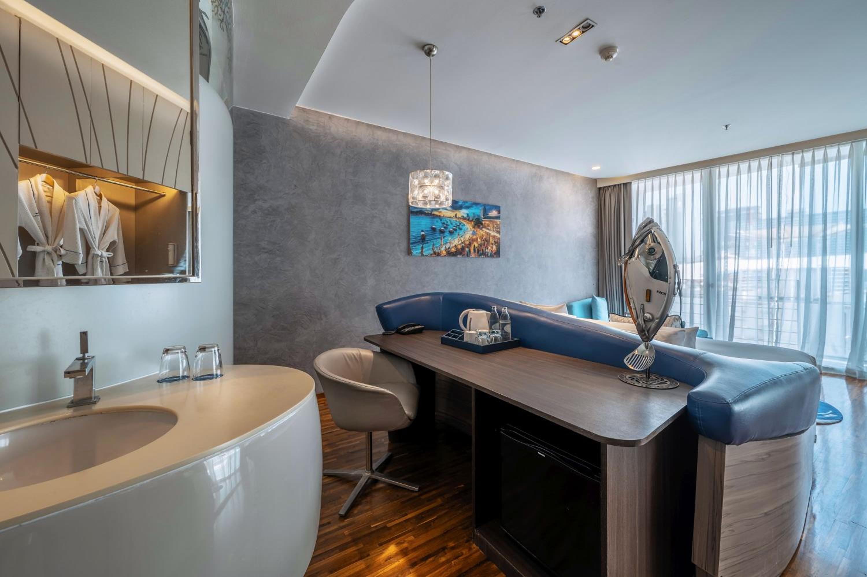 Deluxe Double Room with Pool View - Photo 4