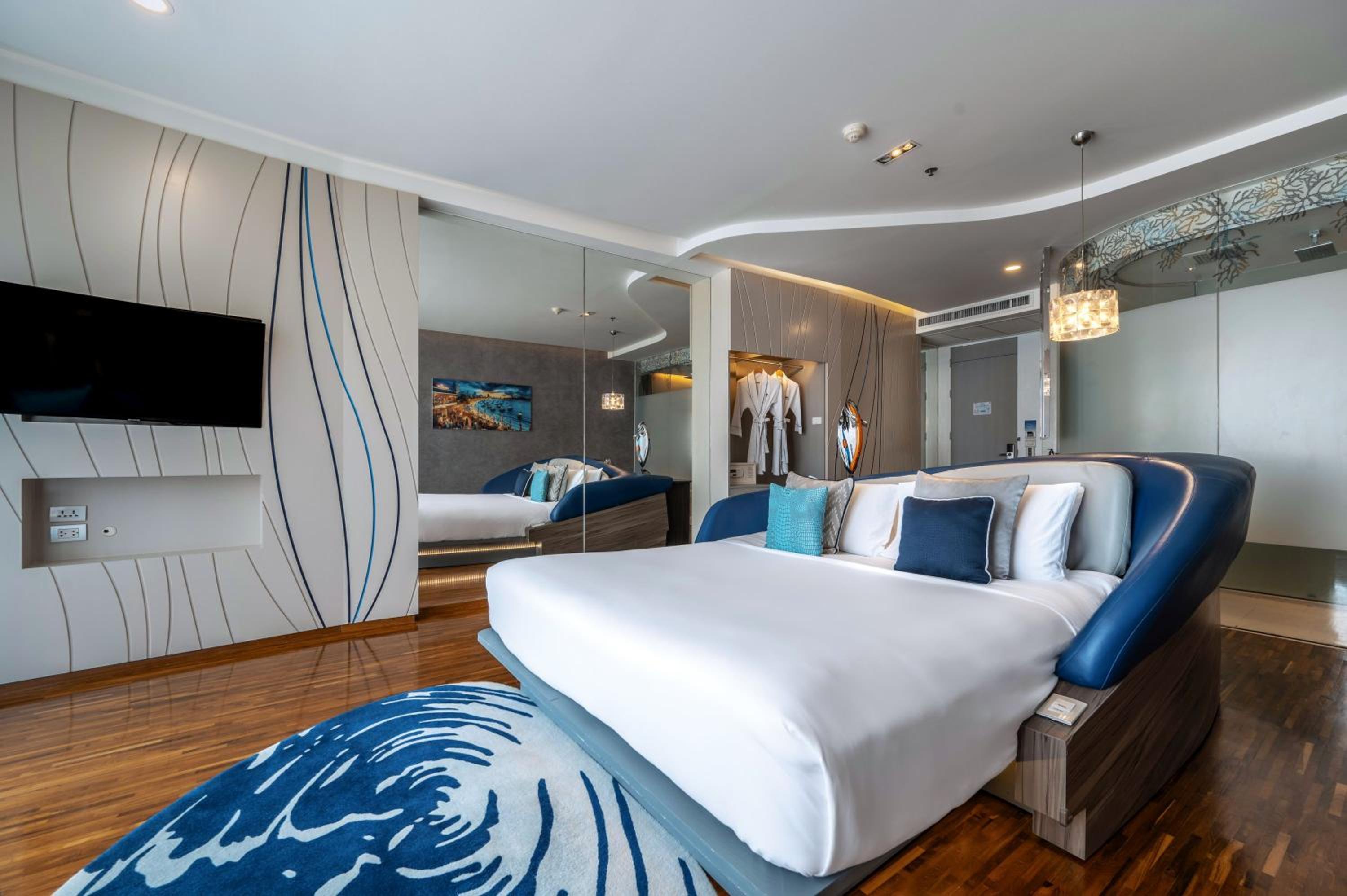 Deluxe Double Room with Pool View - Photo 6