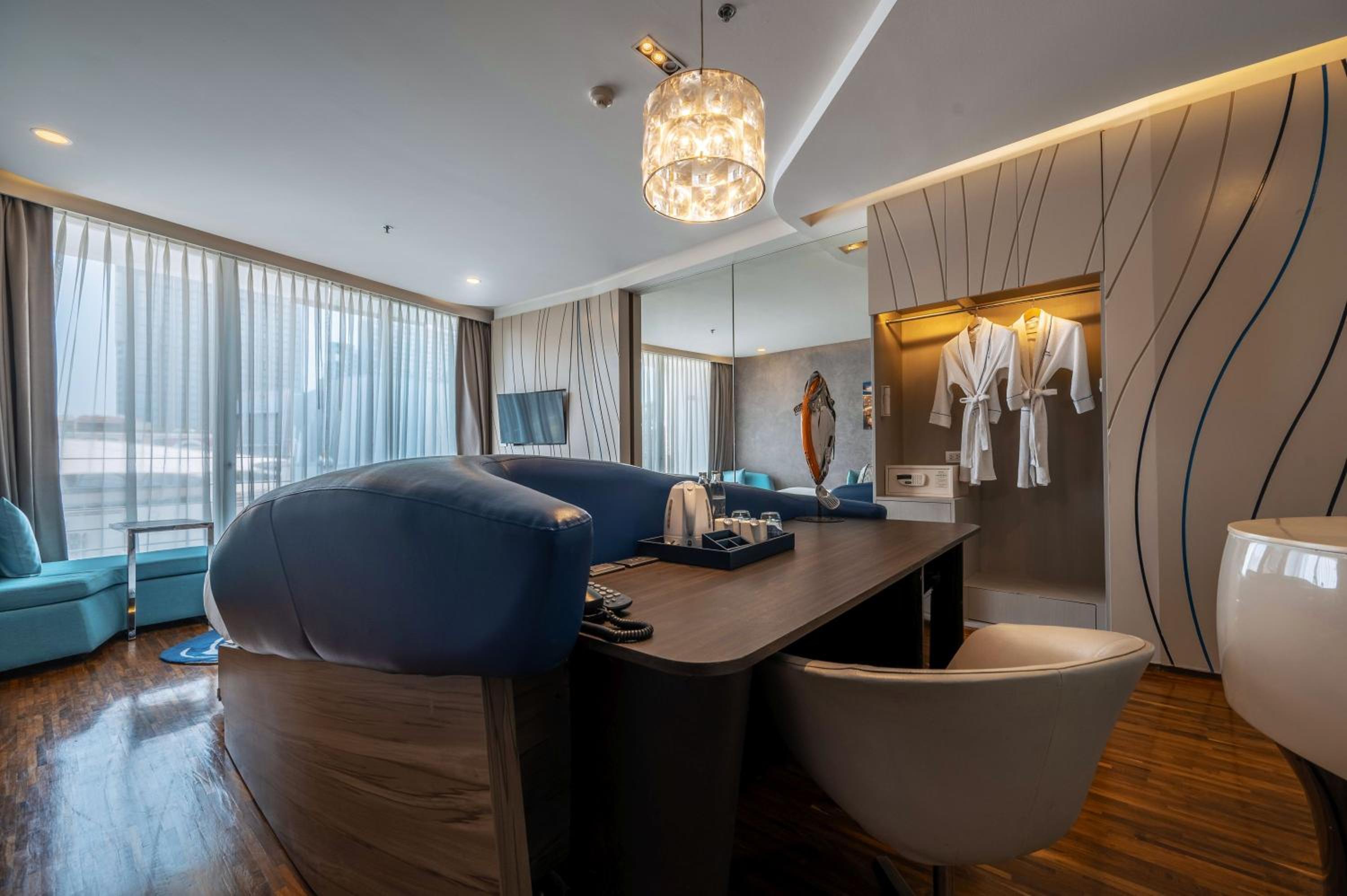 Deluxe Double Room with Pool View - Photo 15