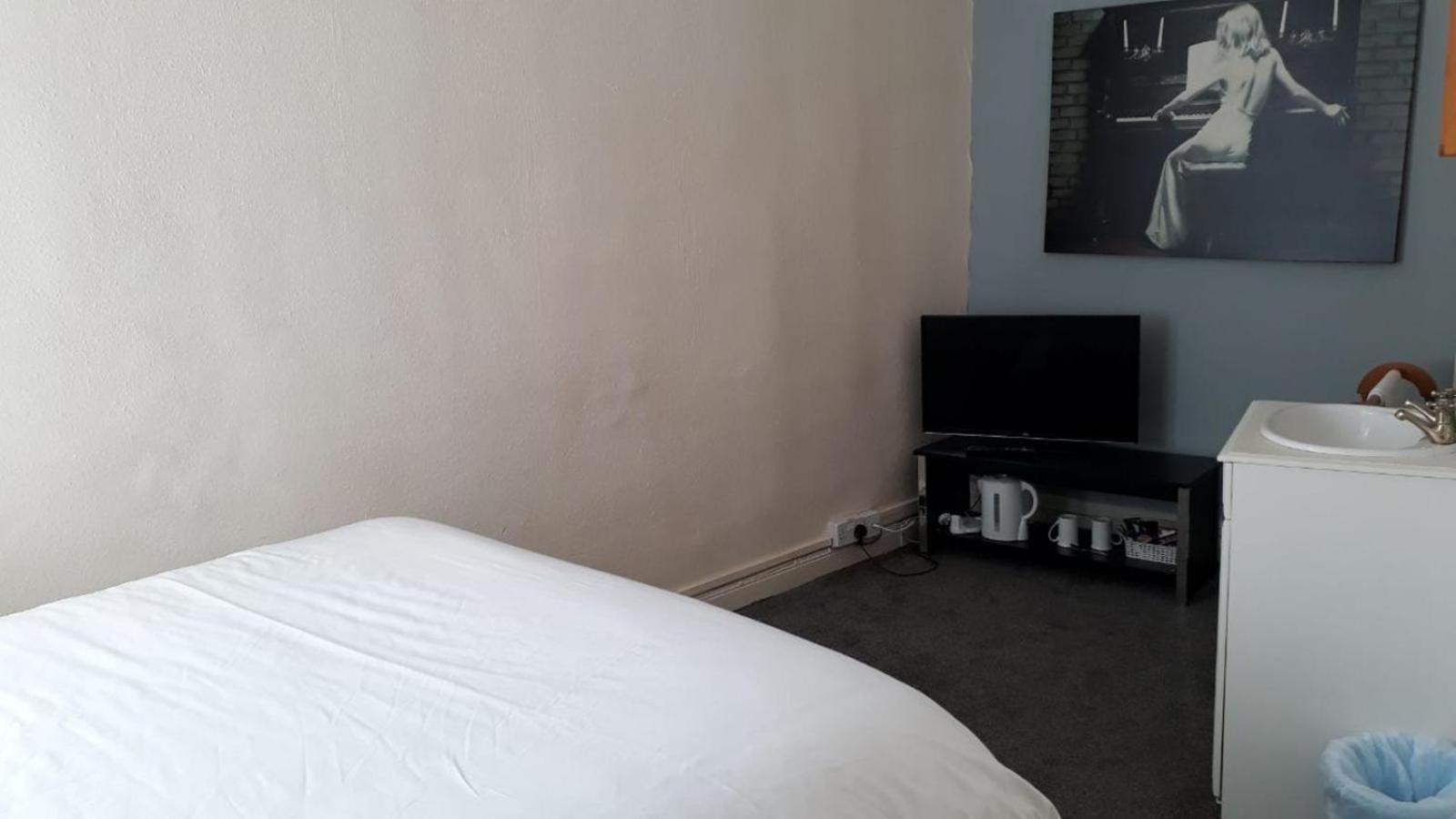 Double Room with Shared Bathroom photo 3