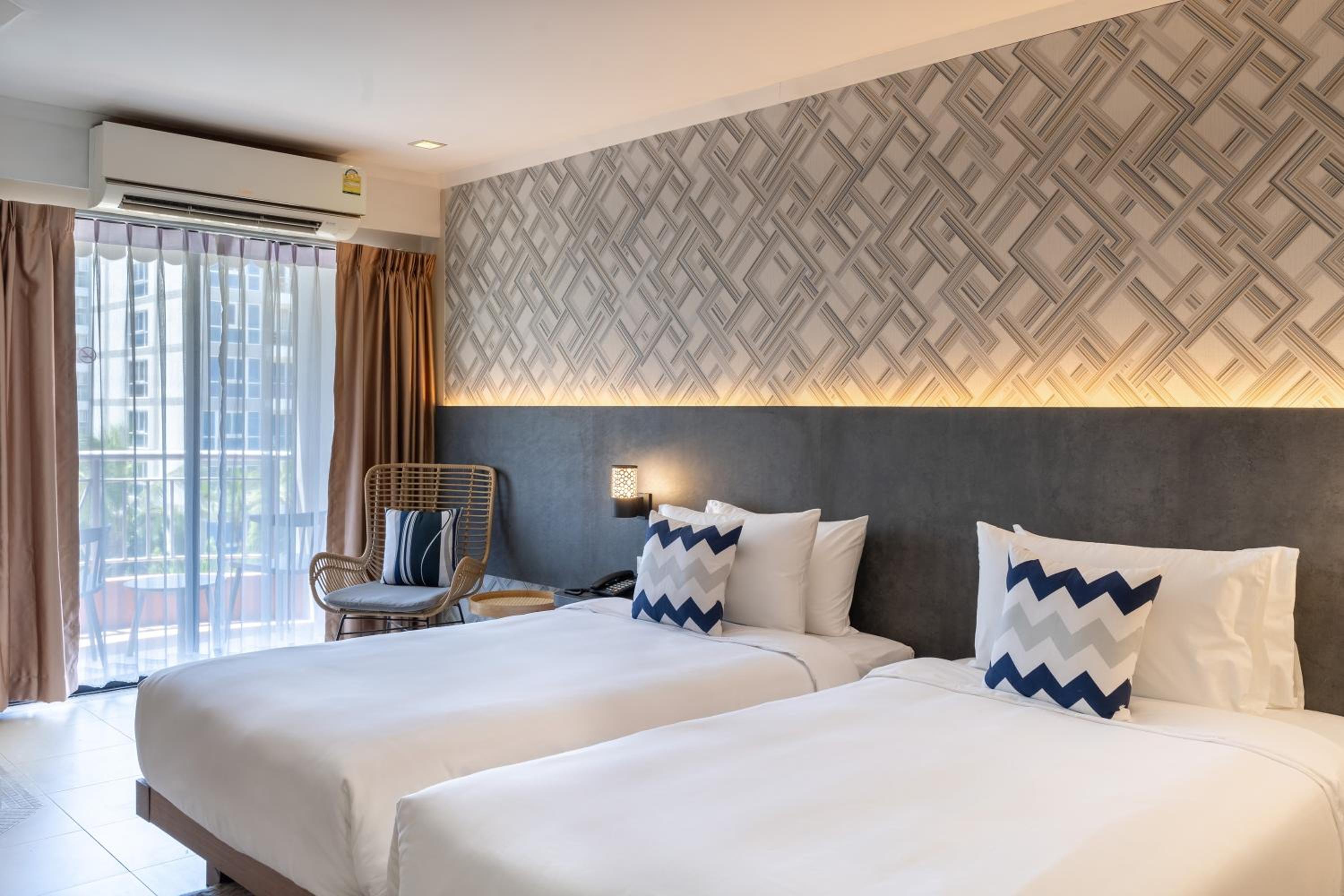 Superior Twin Beds with Balcony - Photo 2