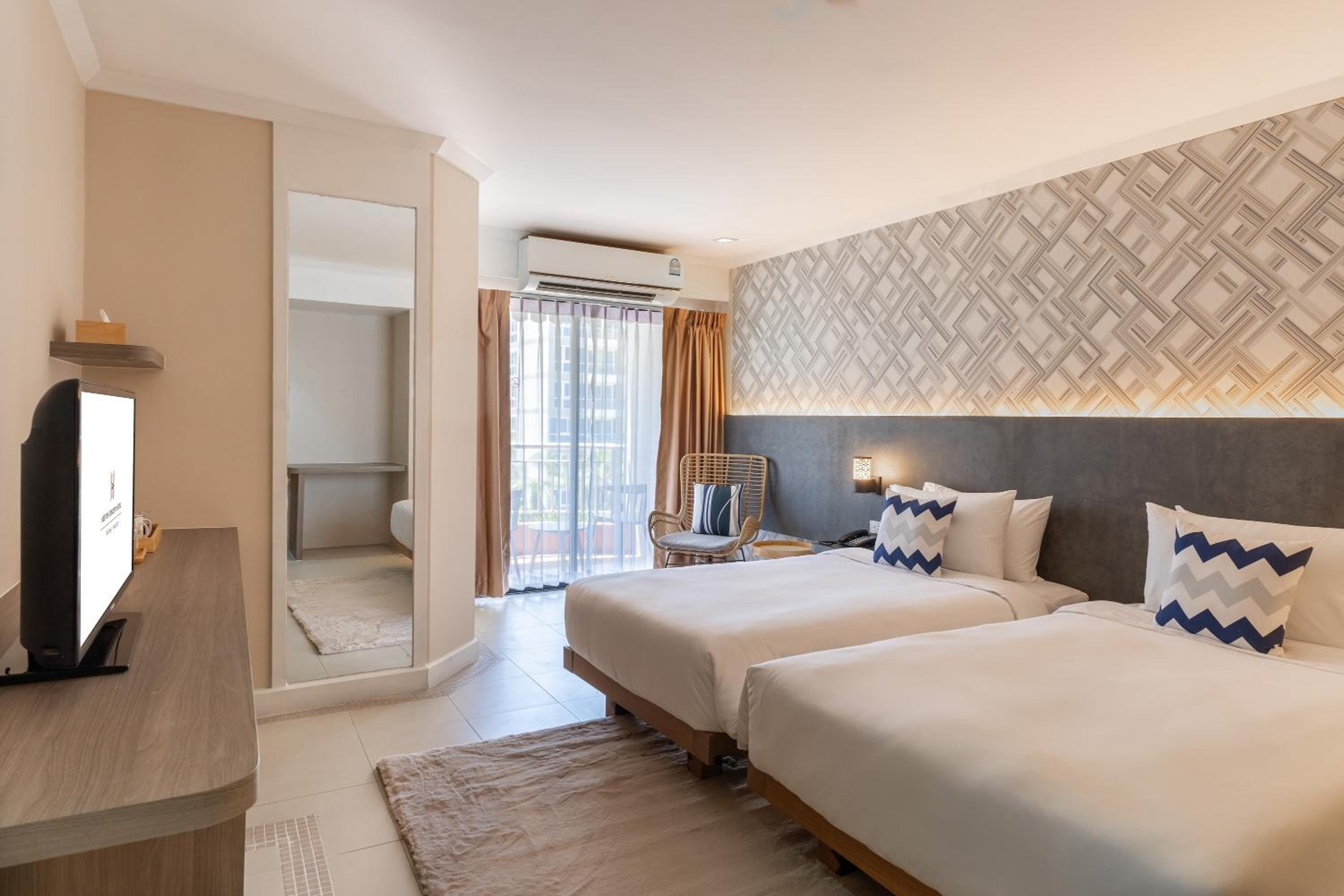 Superior Twin Beds with Balcony - Photo 1