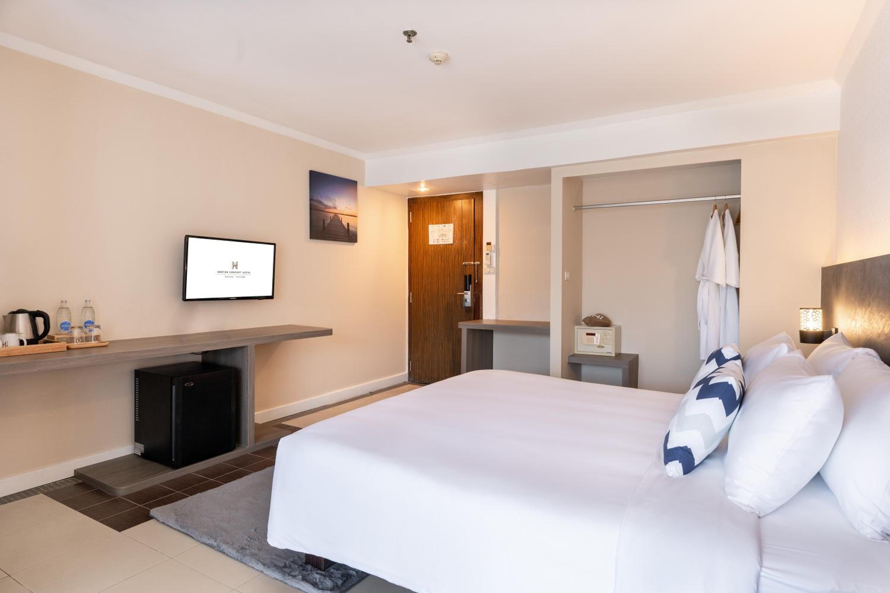 Deluxe Double Room with Balcony - Photo 4