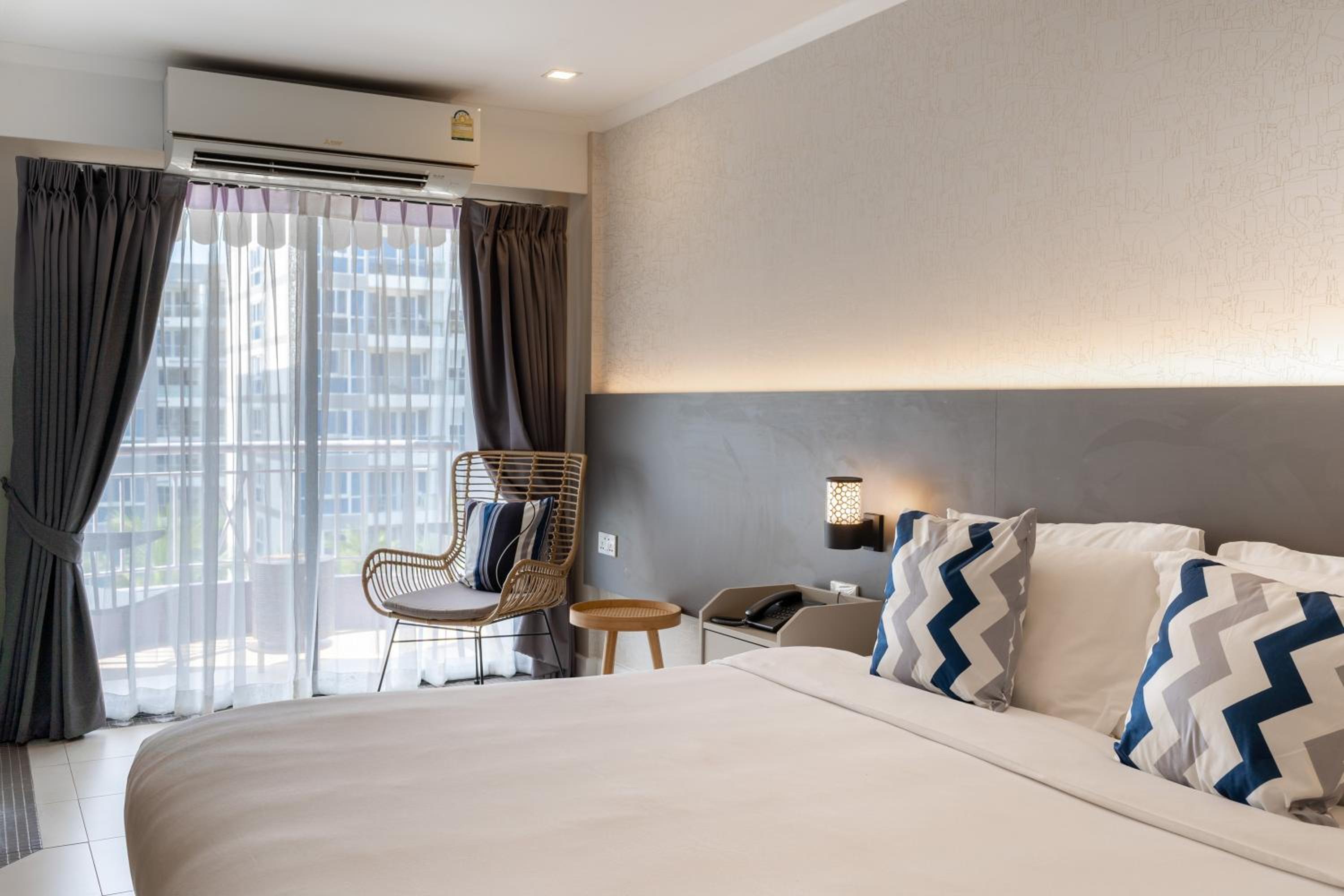Deluxe Double Room with Balcony - Photo 3